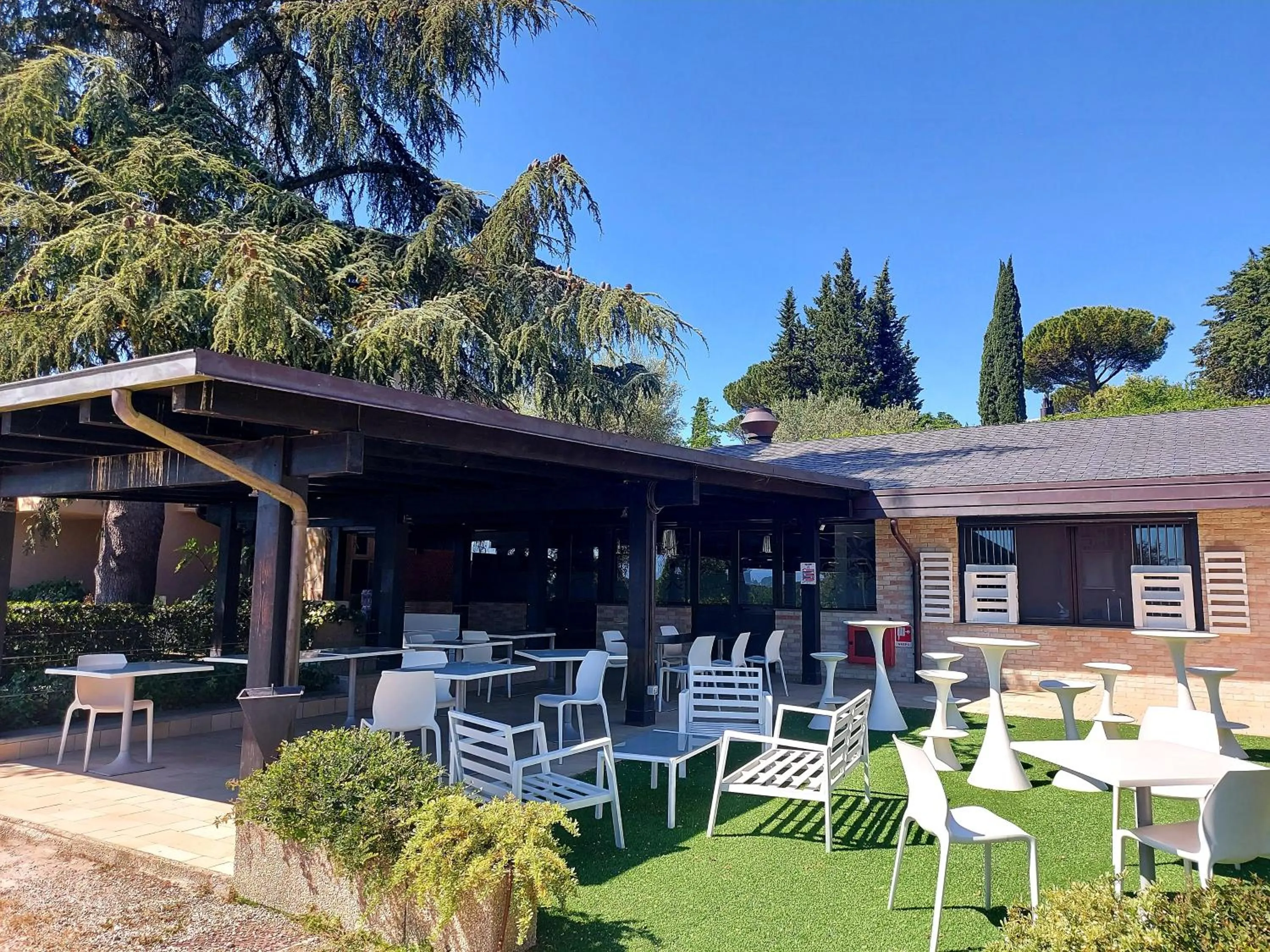 Patio in Montebello Park Hotel