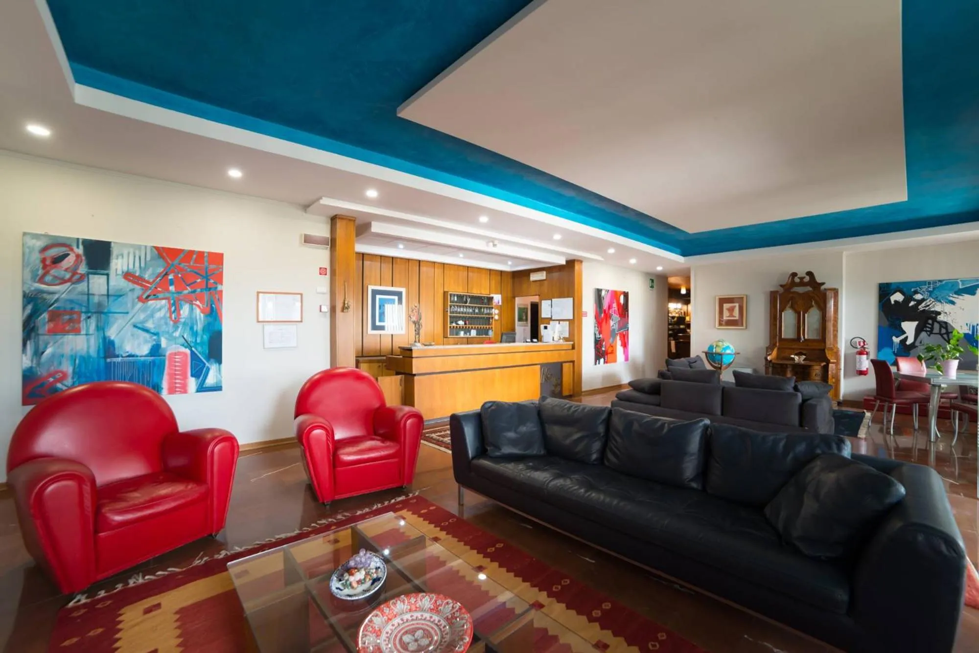 Seating area in Montebello Park Hotel