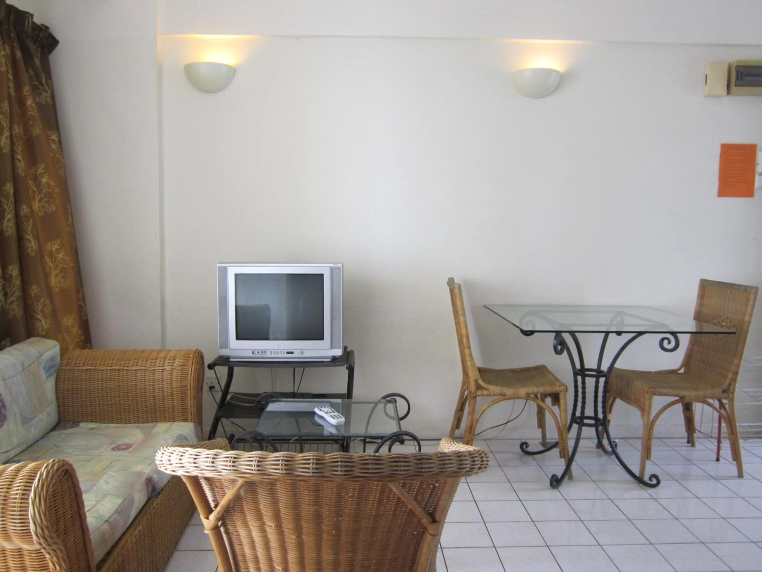 TV and multimedia in Paradise Lagoon Apartment