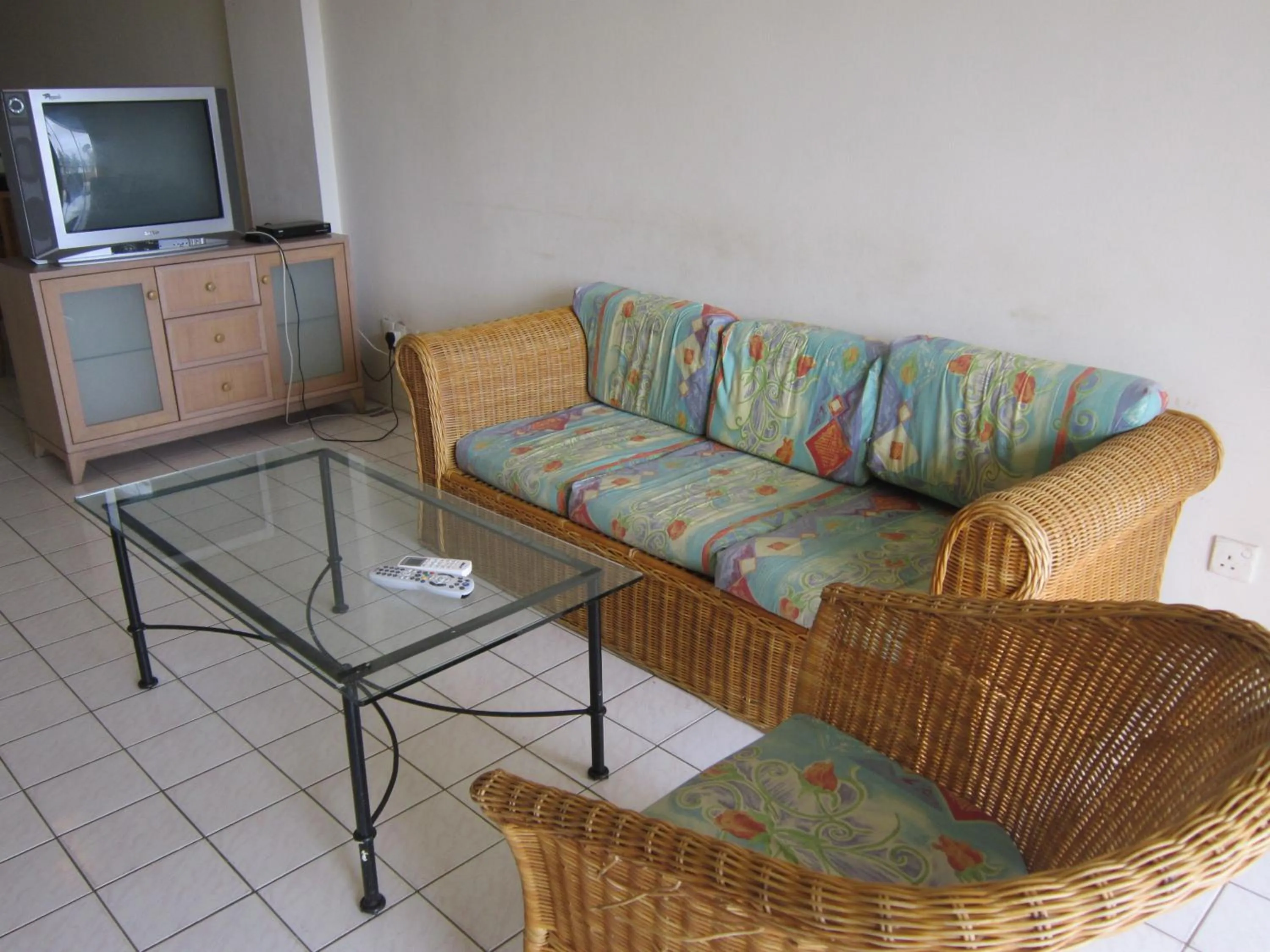 TV and multimedia in Paradise Lagoon Apartment