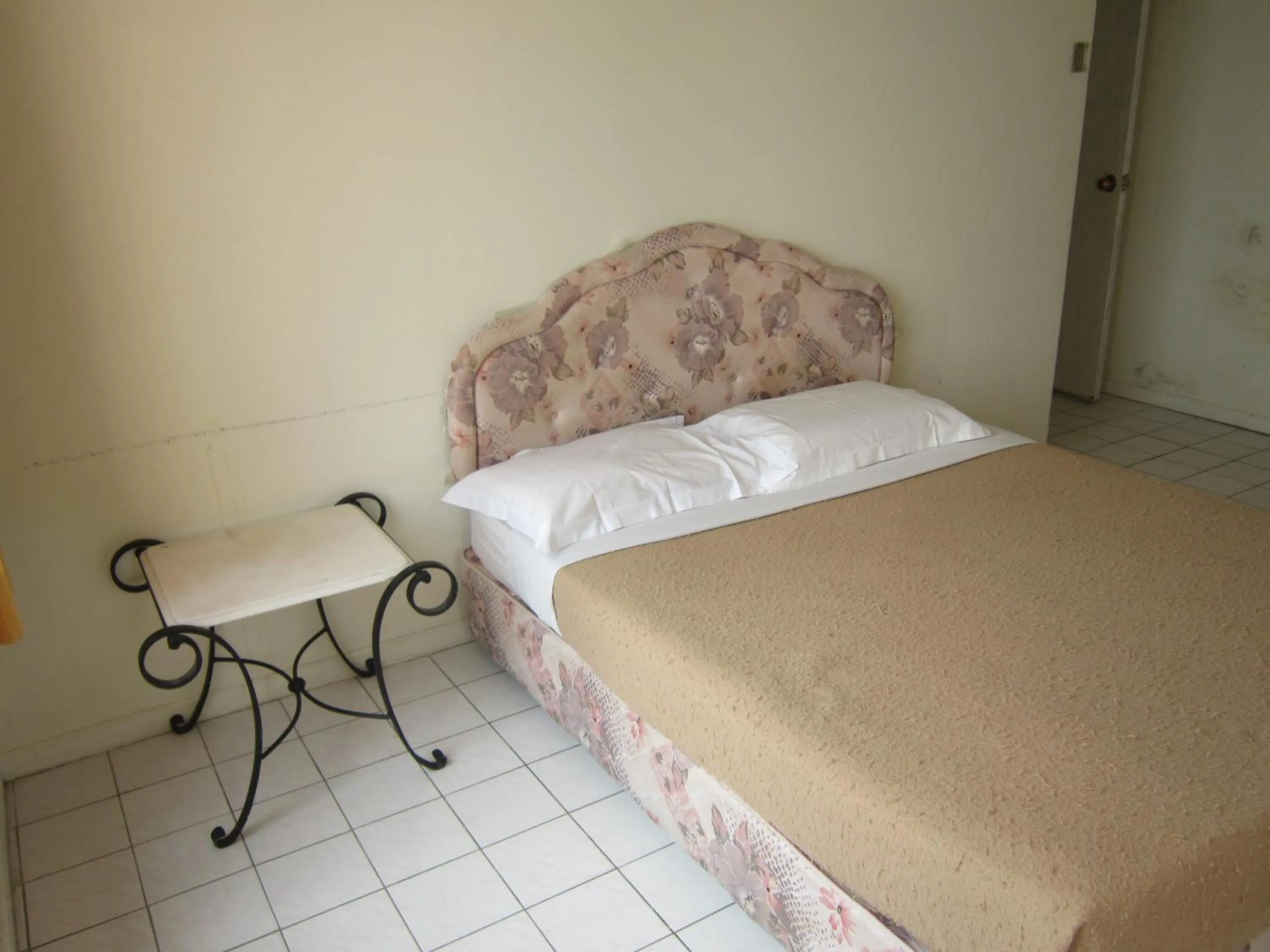 Bed in Paradise Lagoon Apartment