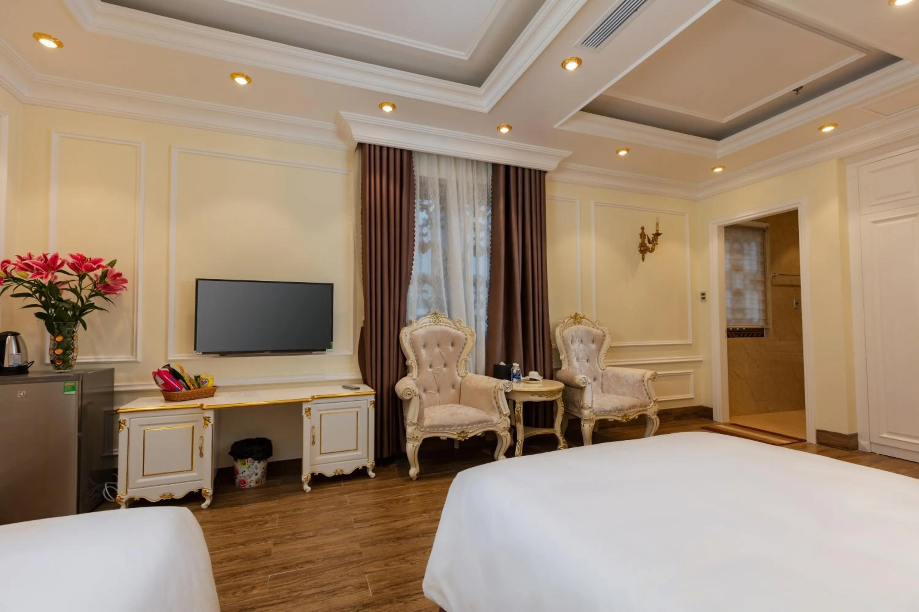 Seating area, Bed in Cẩm Bình Hotel