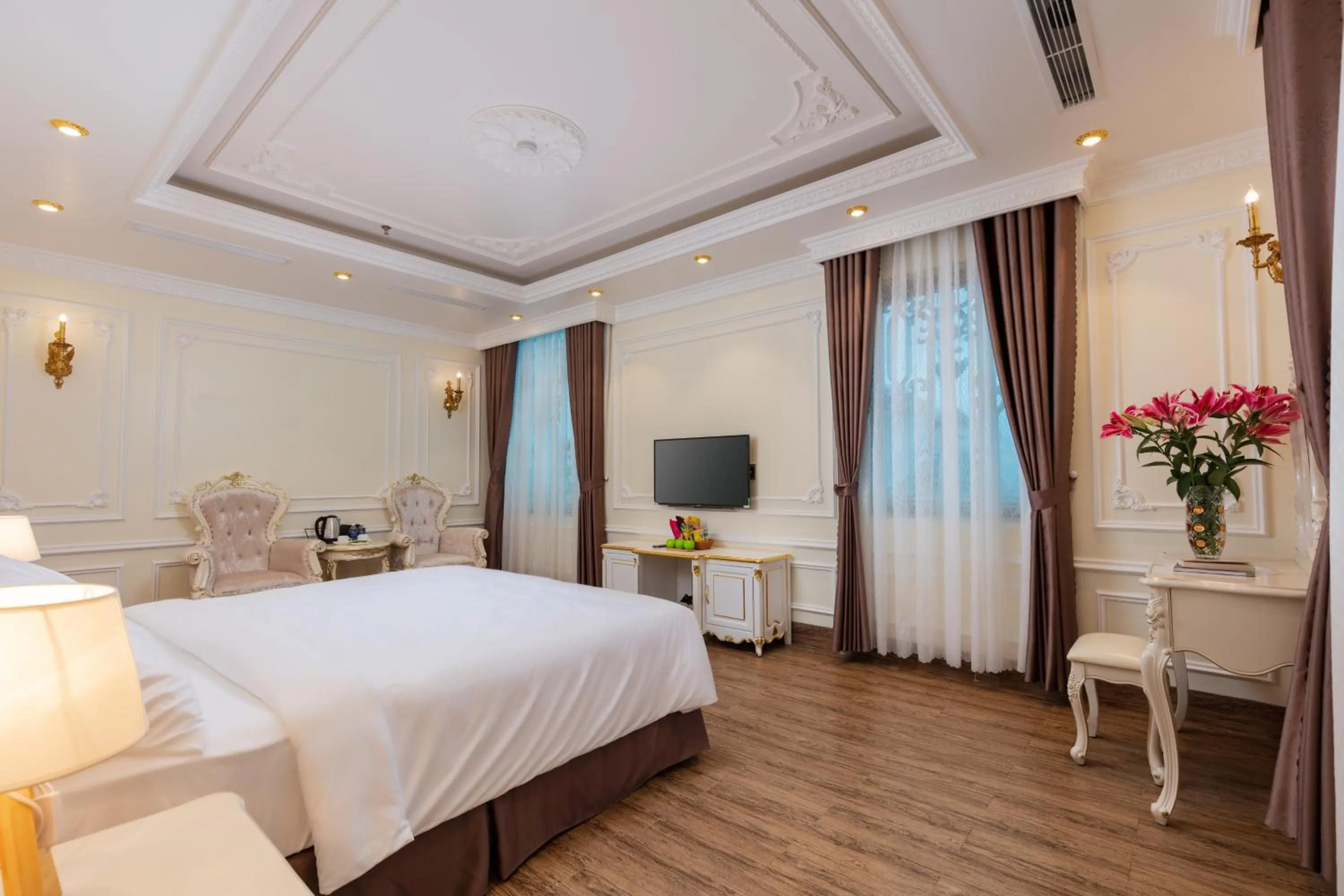 Bedroom, Bed in Cẩm Bình Hotel