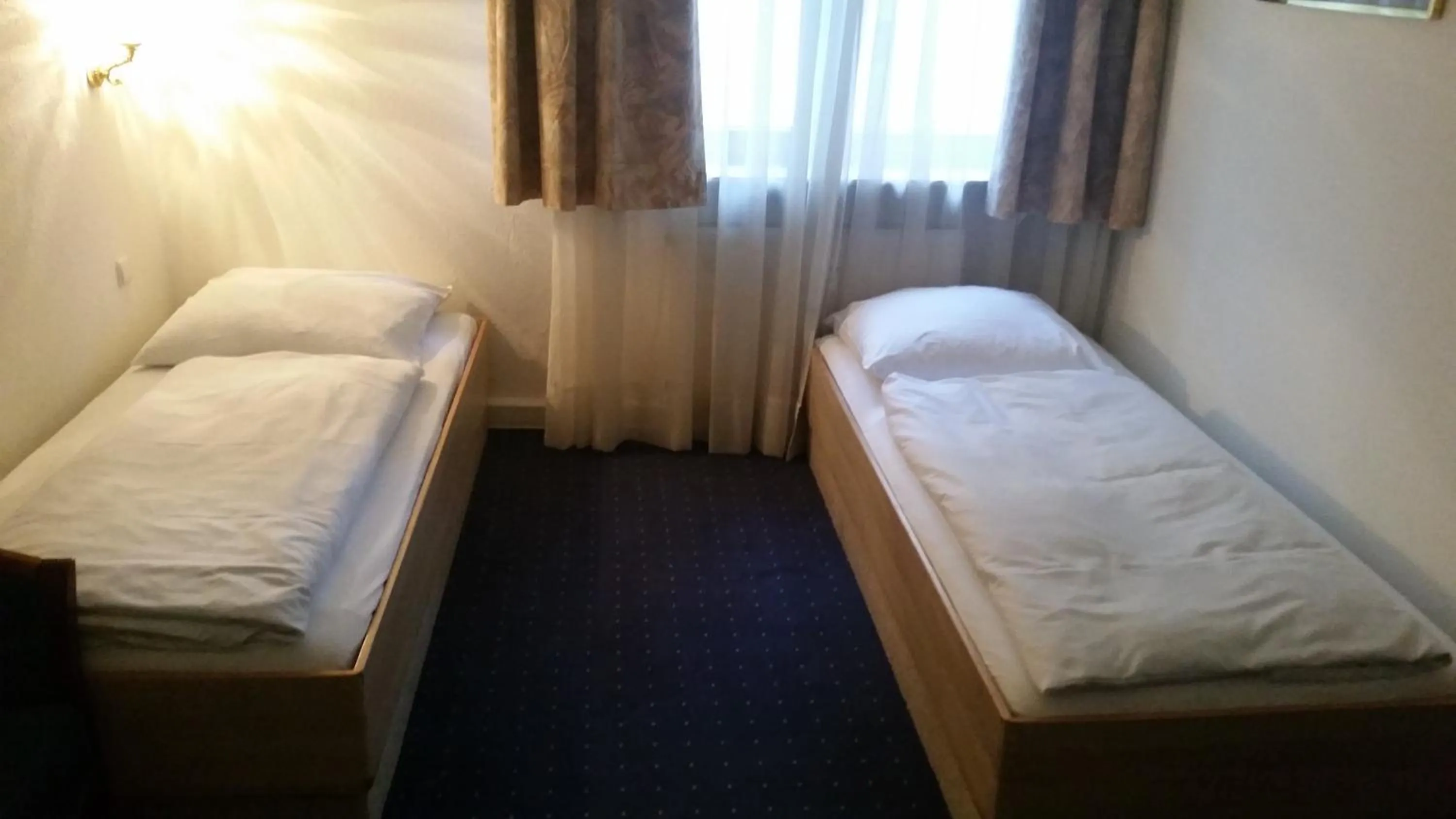 Bed in Hotelgarni Frankfurt