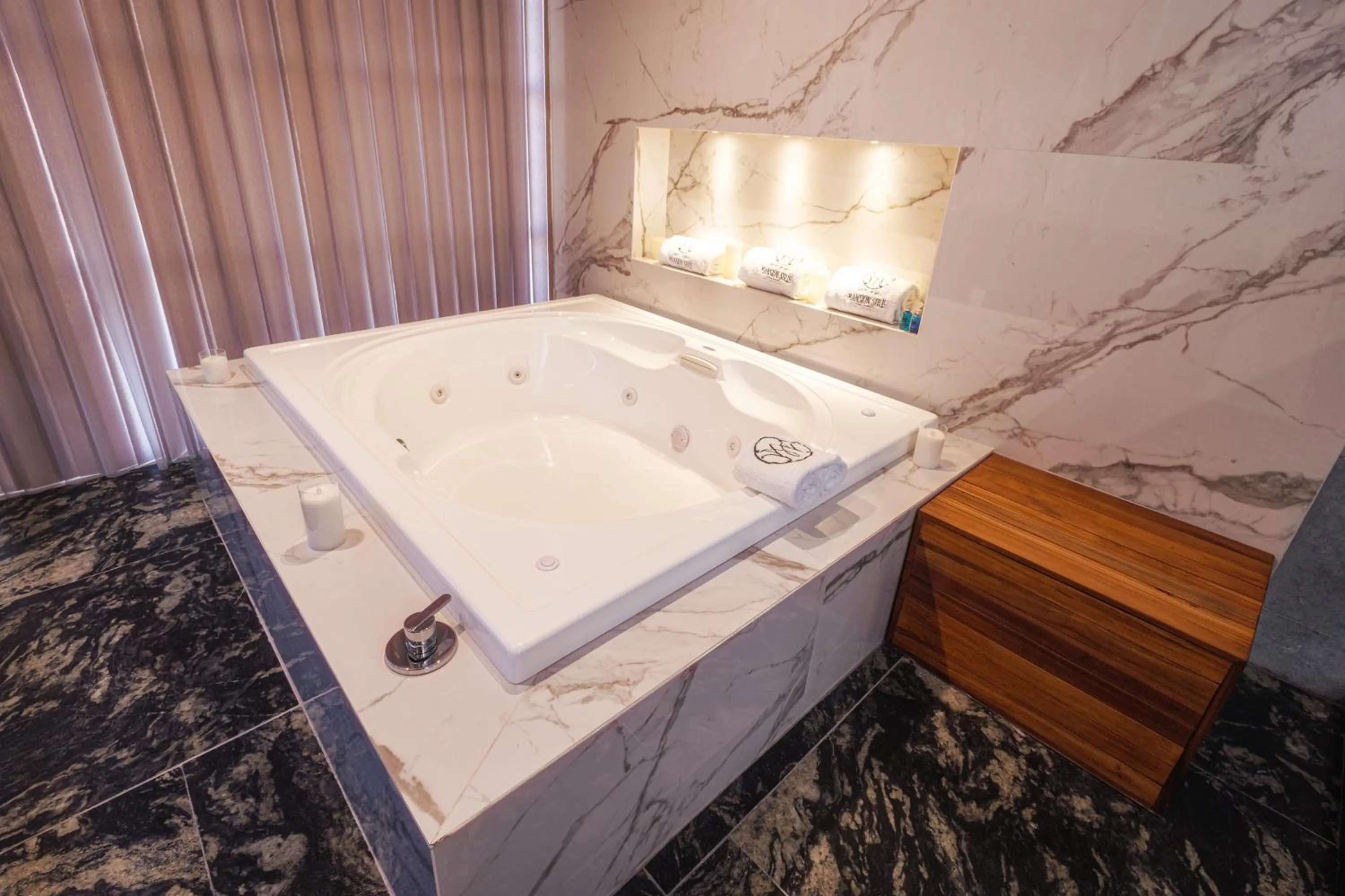 Hot Tub in HOTEL & SPA MANSION SOLIS by HOTSSON