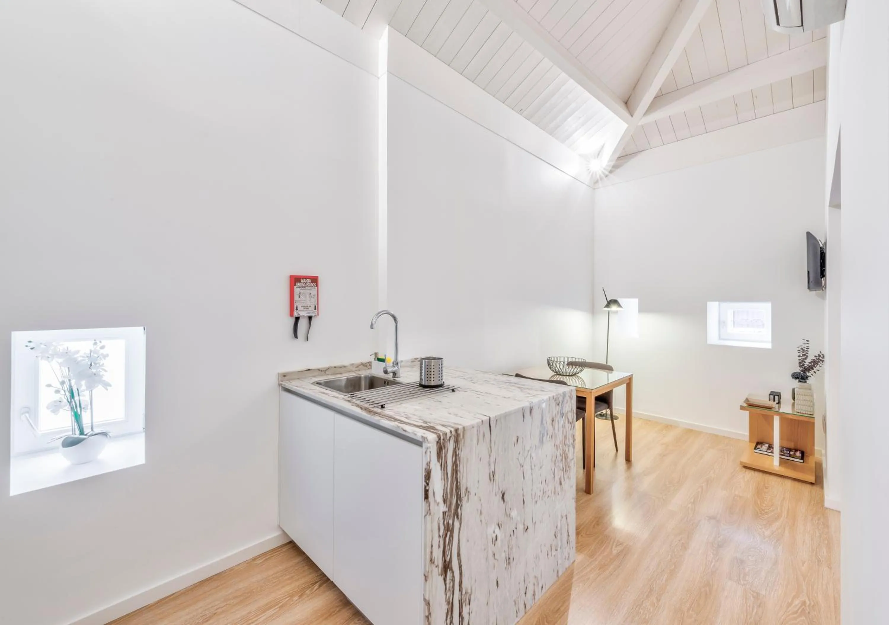 Kitchen or kitchenette in Oporto Comfort Dom Hugo - Historic Apartments