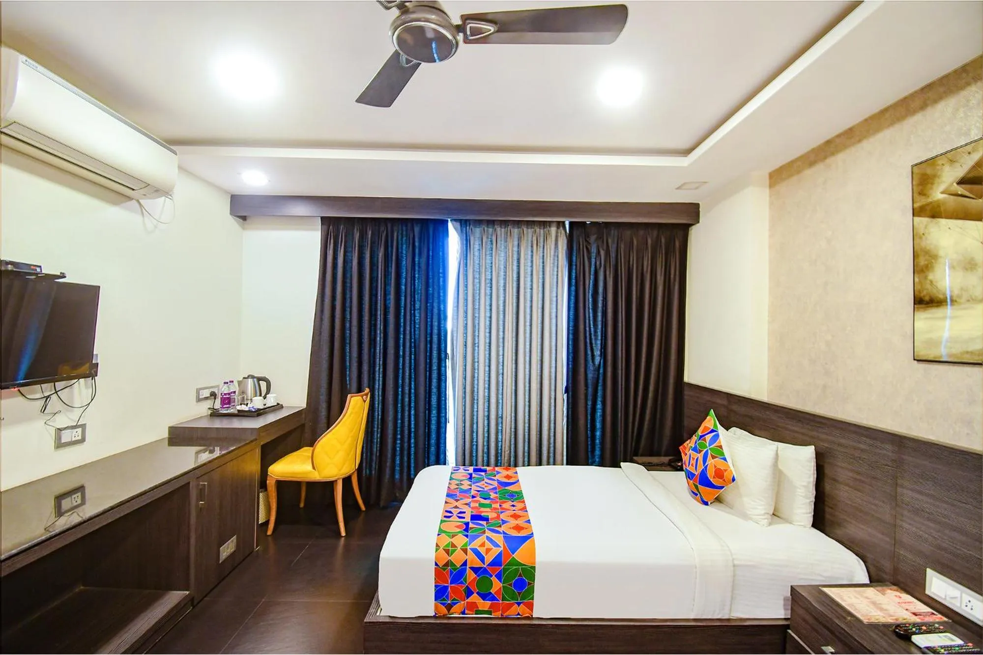 TV and multimedia, Bed in FabHotel Prime Kzar Corporate Budget Stay Near Park Street