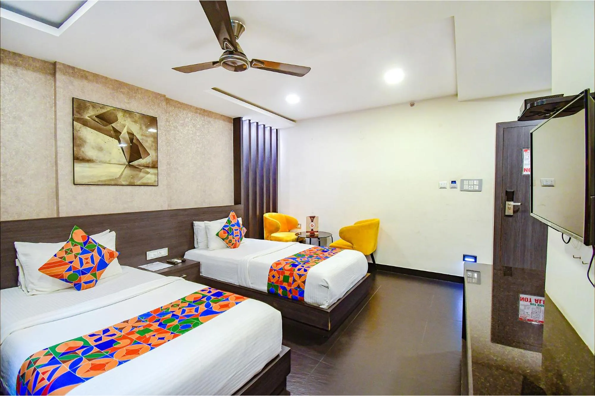 TV and multimedia, Bed in FabHotel Prime Kzar Corporate Budget Stay Near Park Street