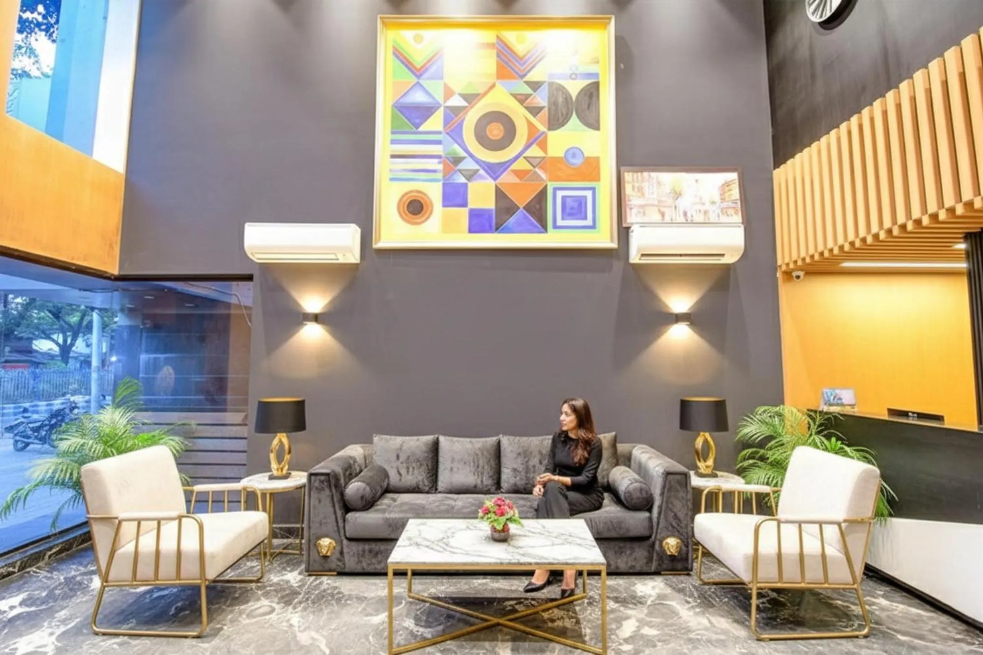 Seating area in FabHotel Prime Kzar Corporate Budget Stay Near Park Street