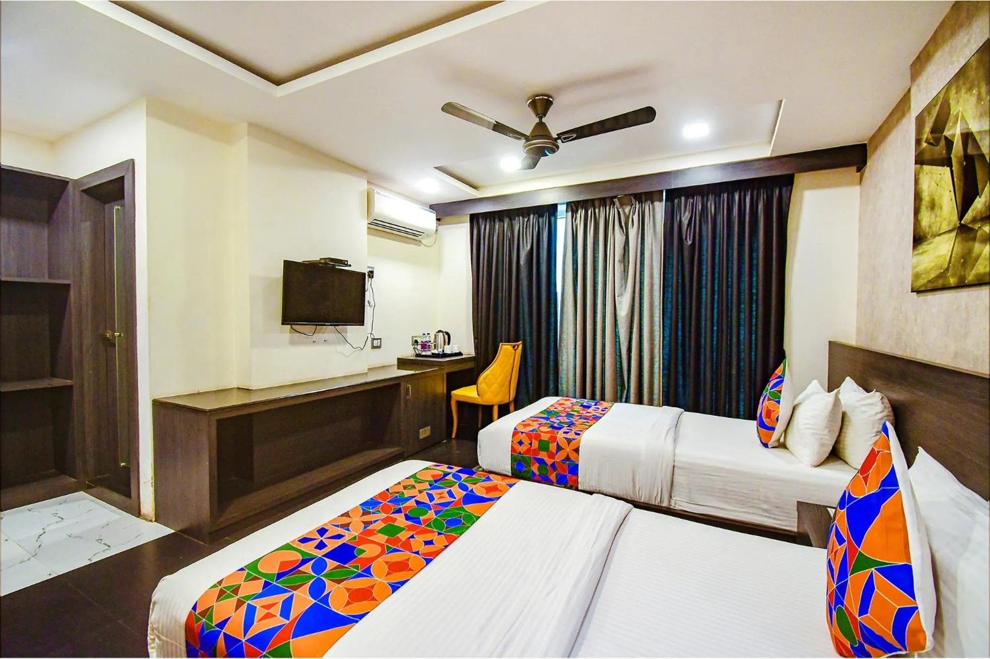 TV and multimedia, Bed in FabHotel Prime Kzar Corporate Budget Stay Near Park Street