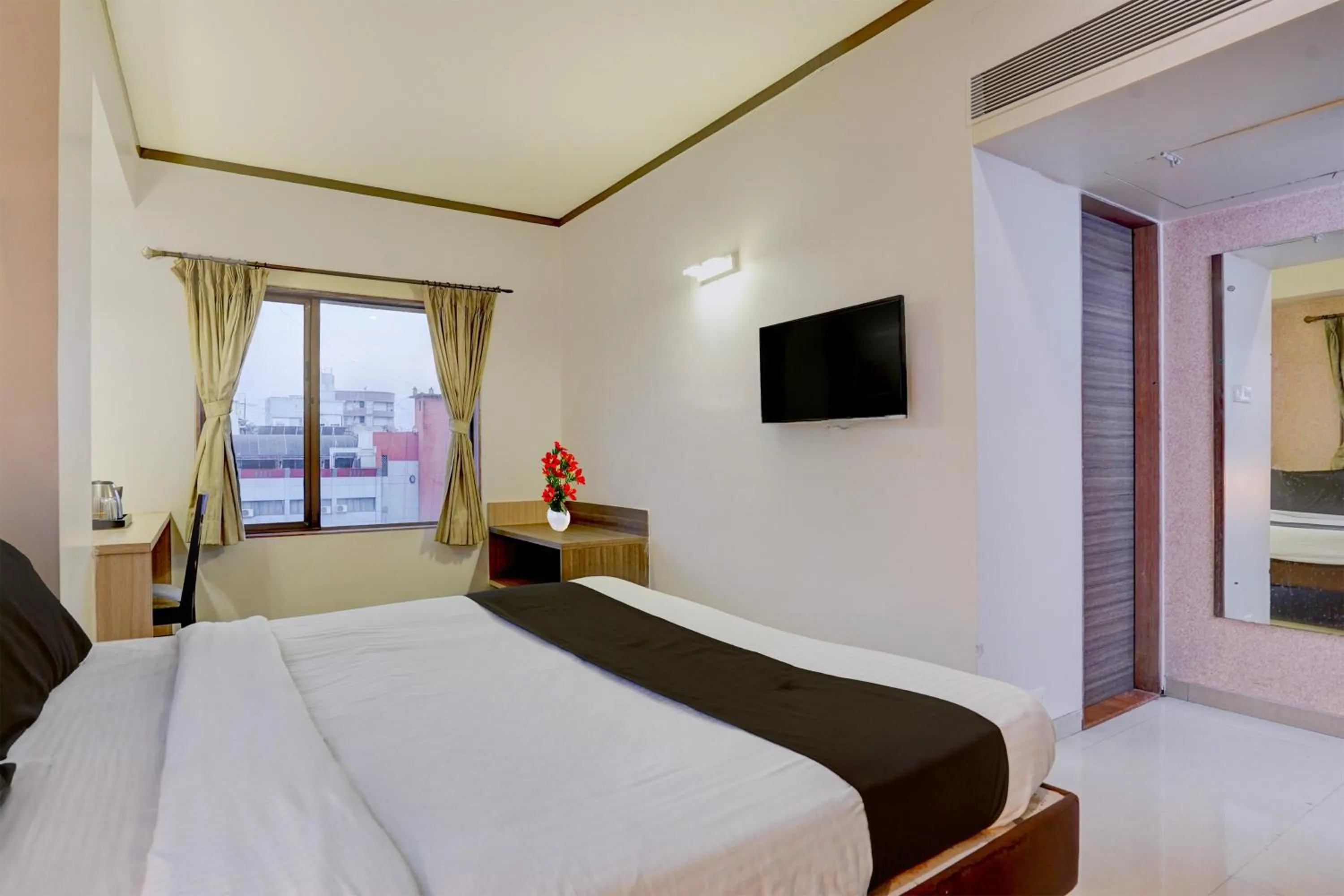Bedroom, Bed in Super Townhouse Oak Pune Railway Station Formerly Kapil Residency