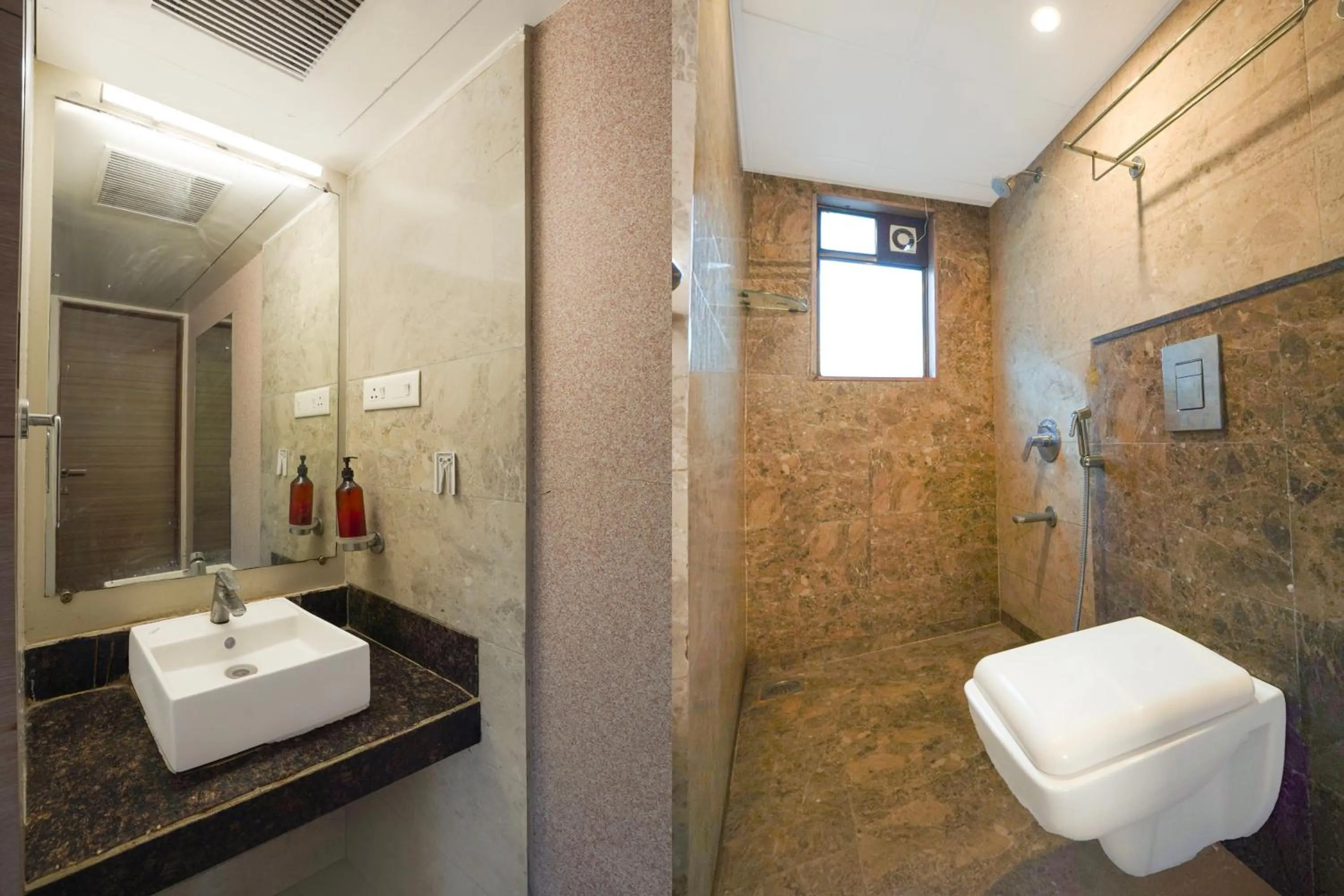 Bathroom in Super Townhouse Oak Pune Railway Station Formerly Kapil Residency