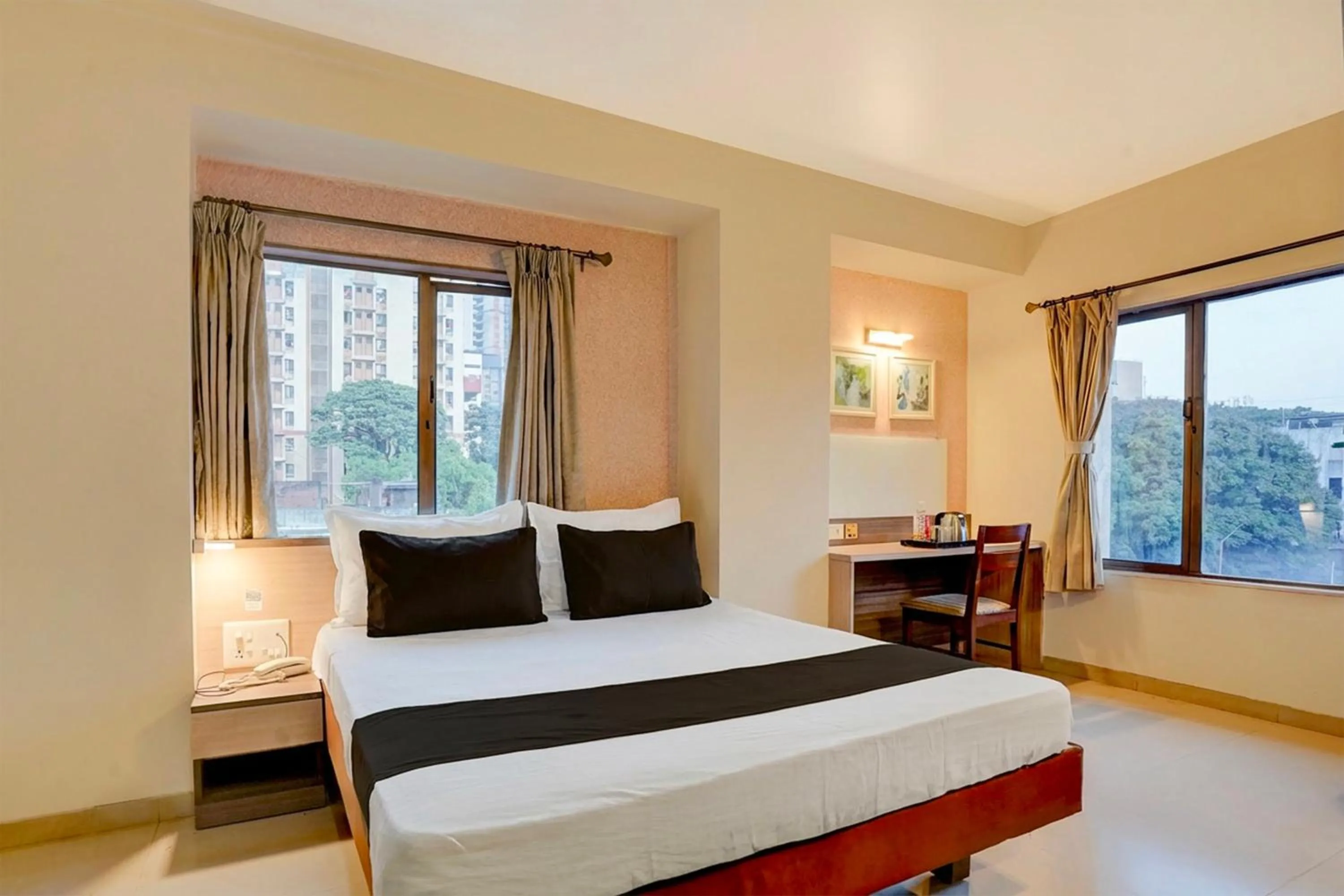 Bedroom, Bed in Super Townhouse Oak Pune Railway Station Formerly Kapil Residency