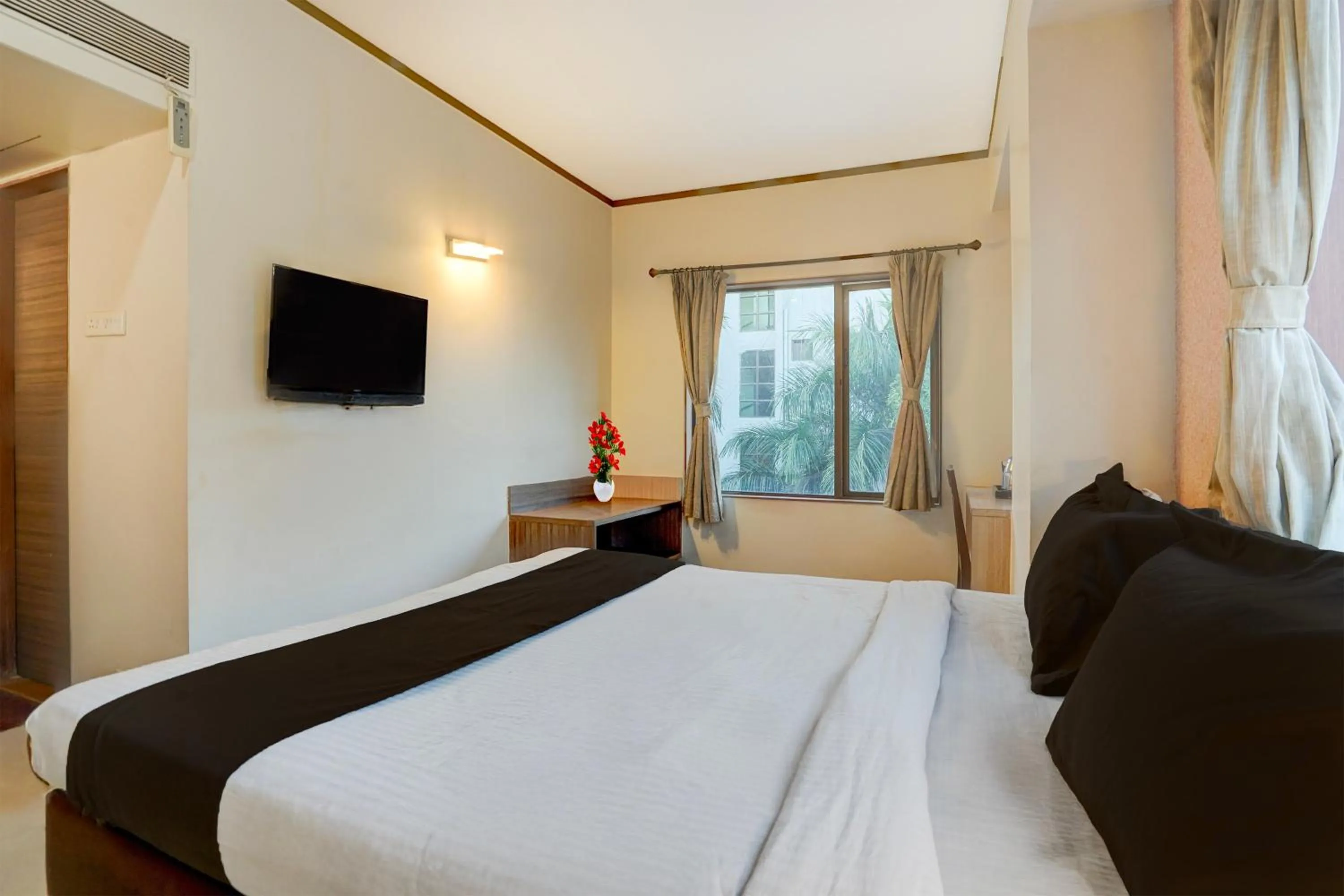 Bedroom, Bed in Super Townhouse Oak Pune Railway Station Formerly Kapil Residency