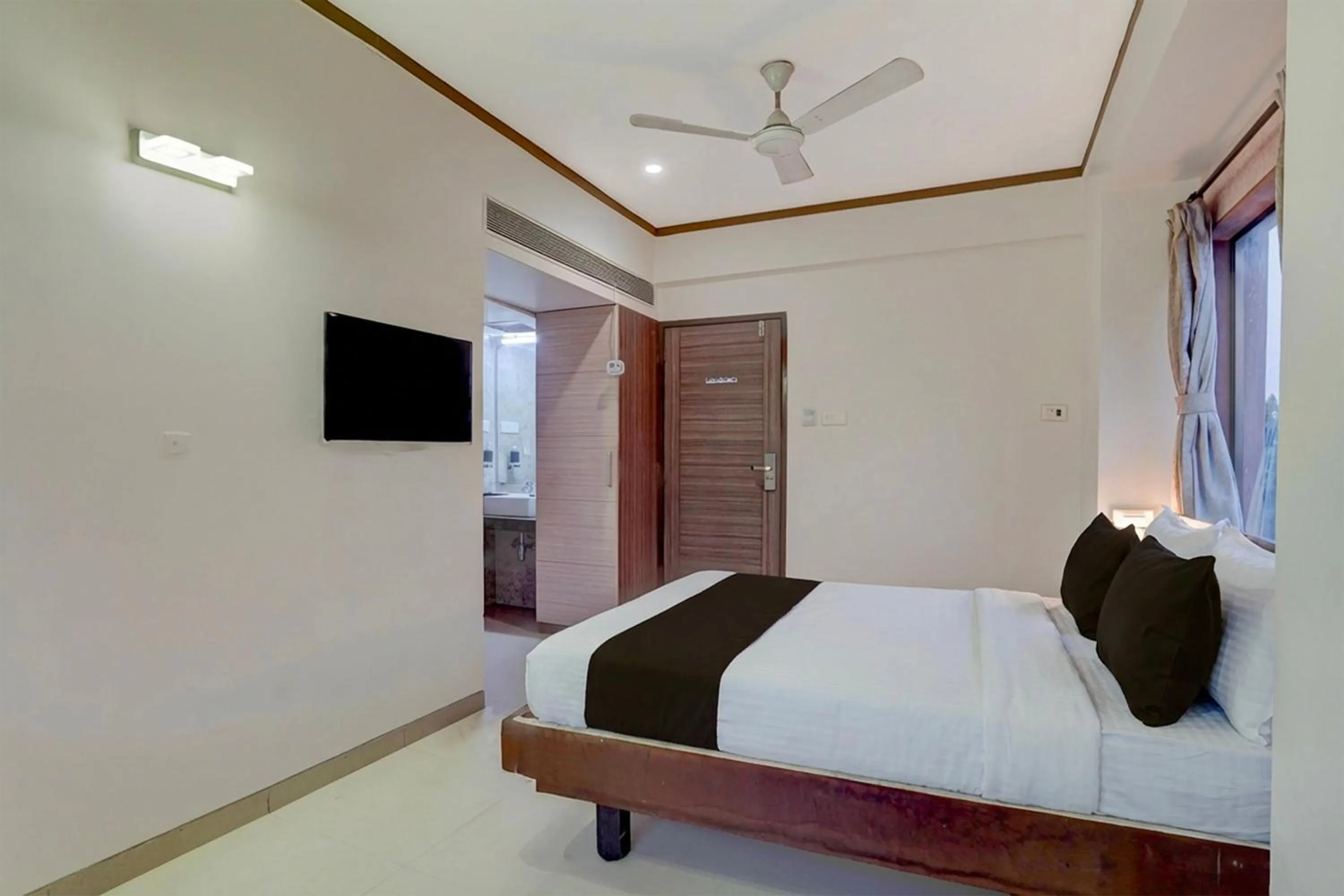 Bedroom, Bed in Super Townhouse Oak Pune Railway Station Formerly Kapil Residency