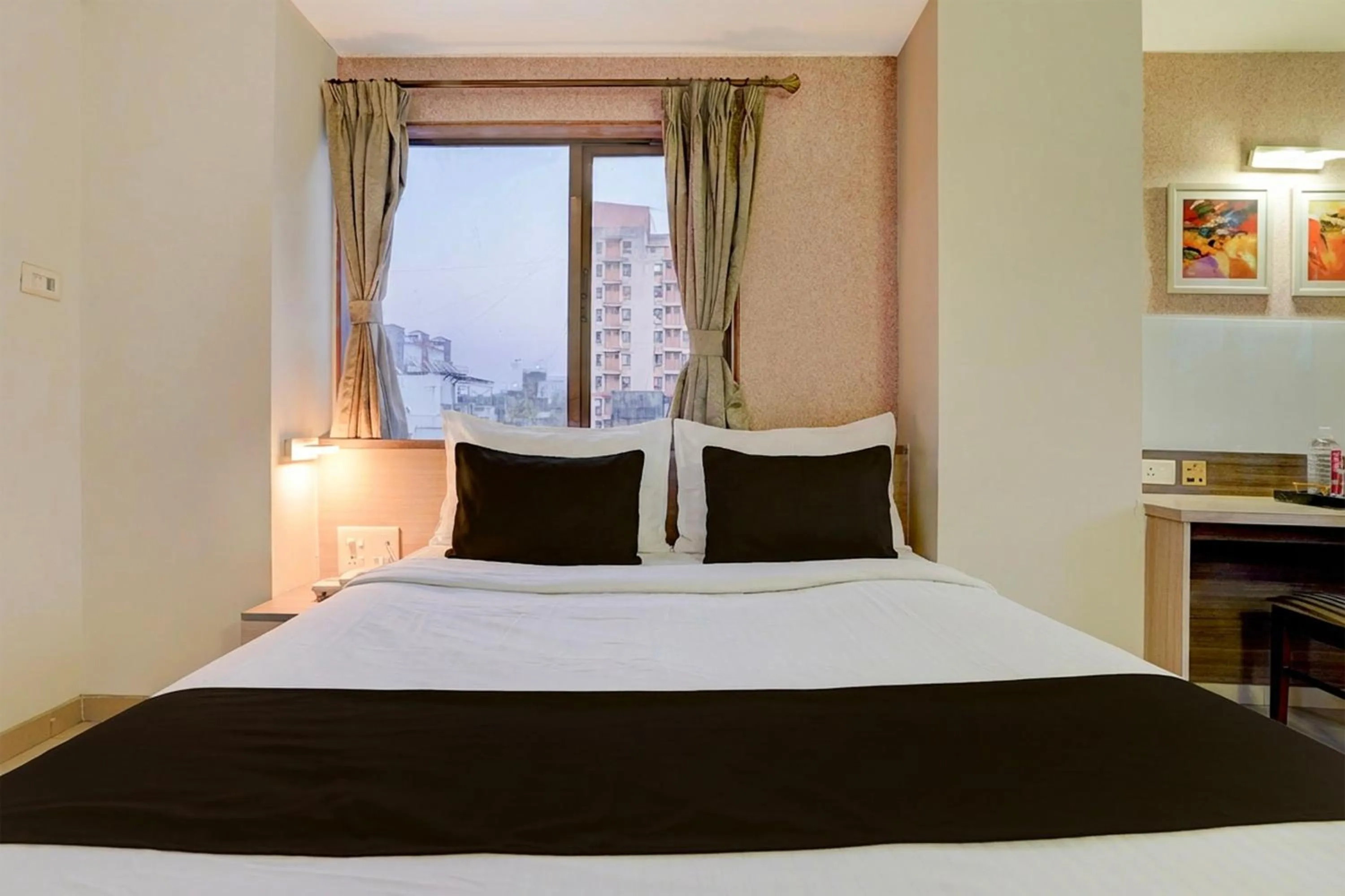 Bedroom, Bed in Super Townhouse Oak Pune Railway Station Formerly Kapil Residency