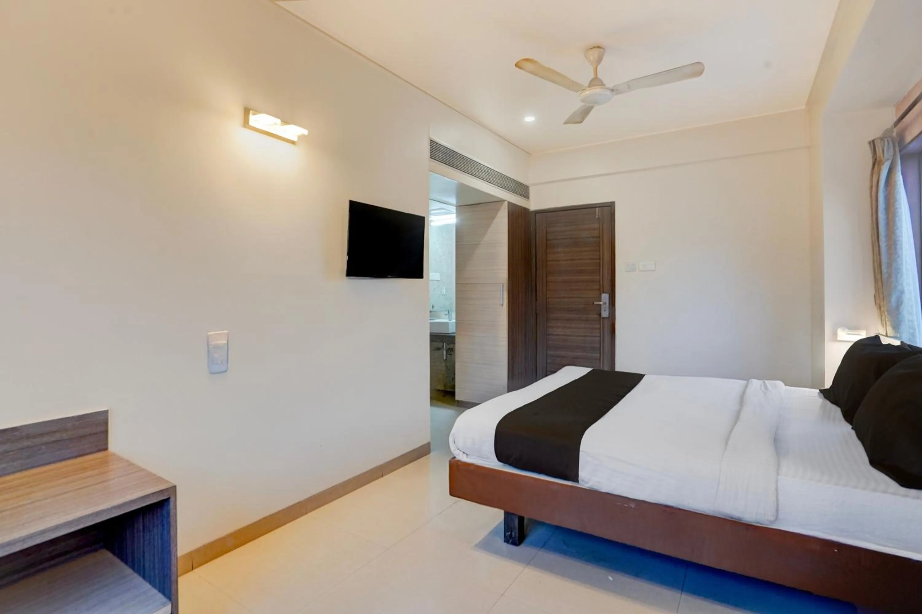 Bedroom, Bed in Super Townhouse Oak Pune Railway Station Formerly Kapil Residency