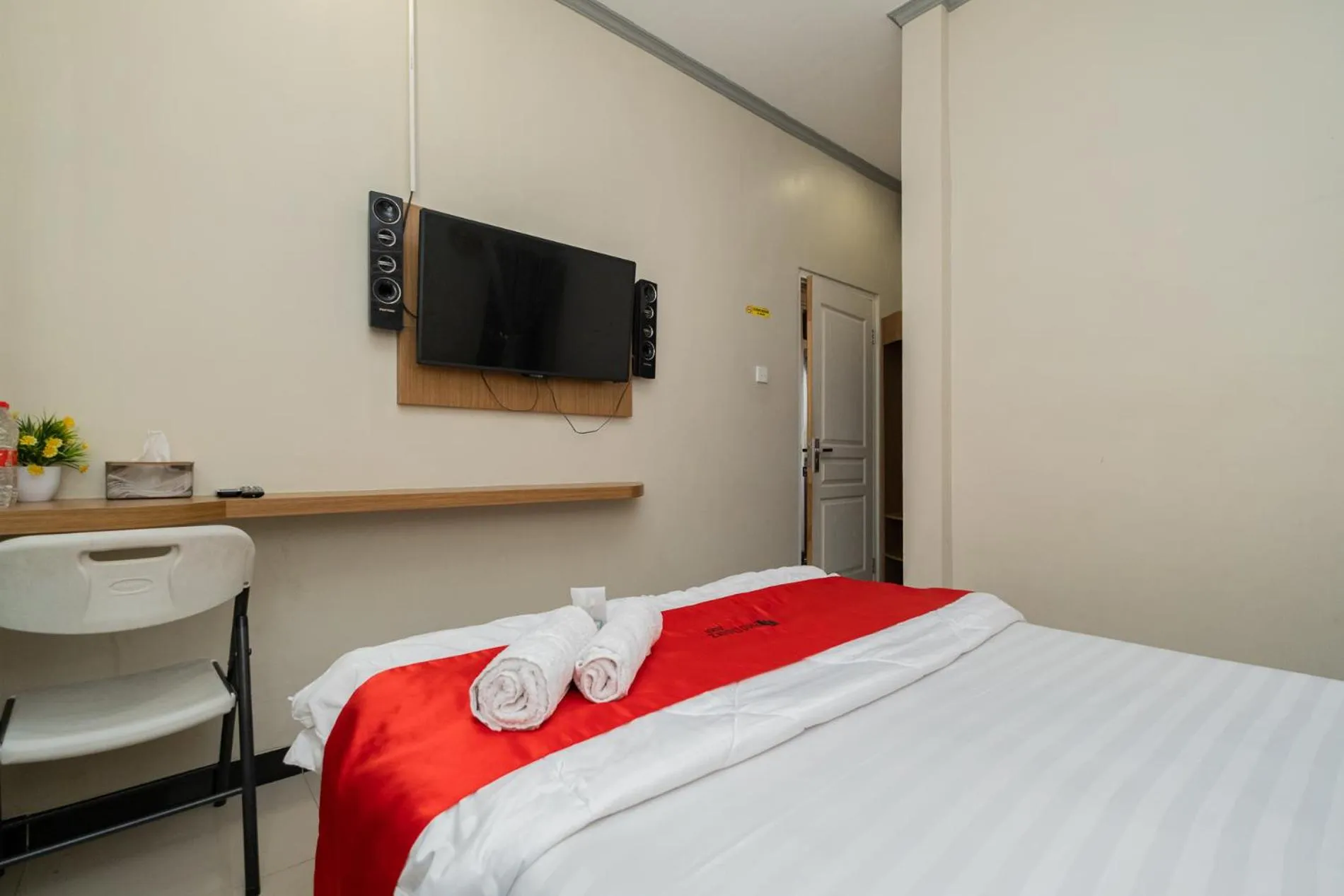 Bedroom, Bed in RedDoorz near Kampung Inggris Pare