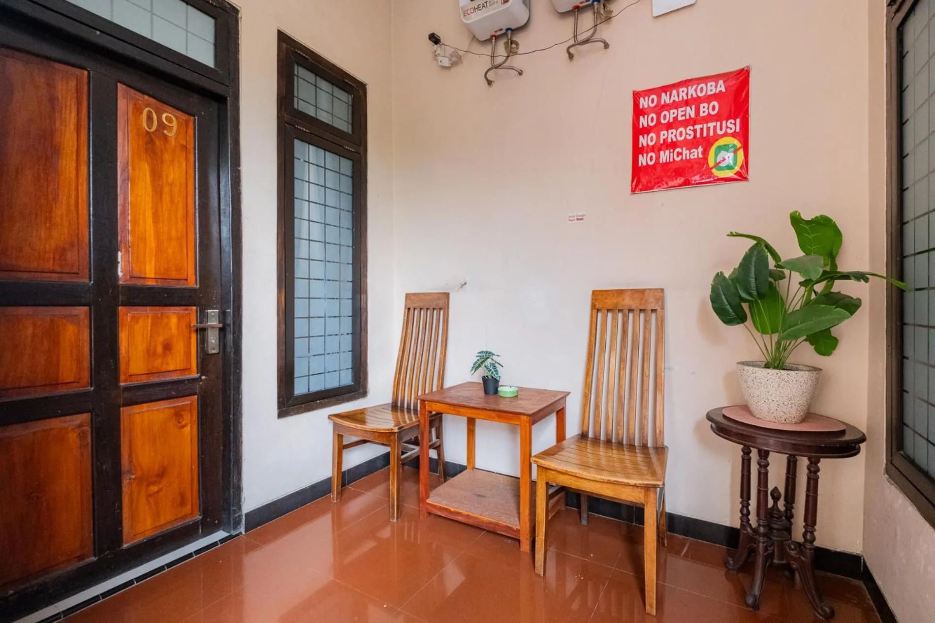 Seating area in RedDoorz near Kampung Inggris Pare