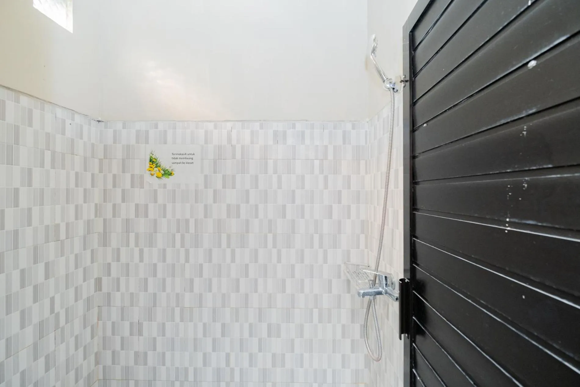 Bathroom in RedDoorz near Kampung Inggris Pare