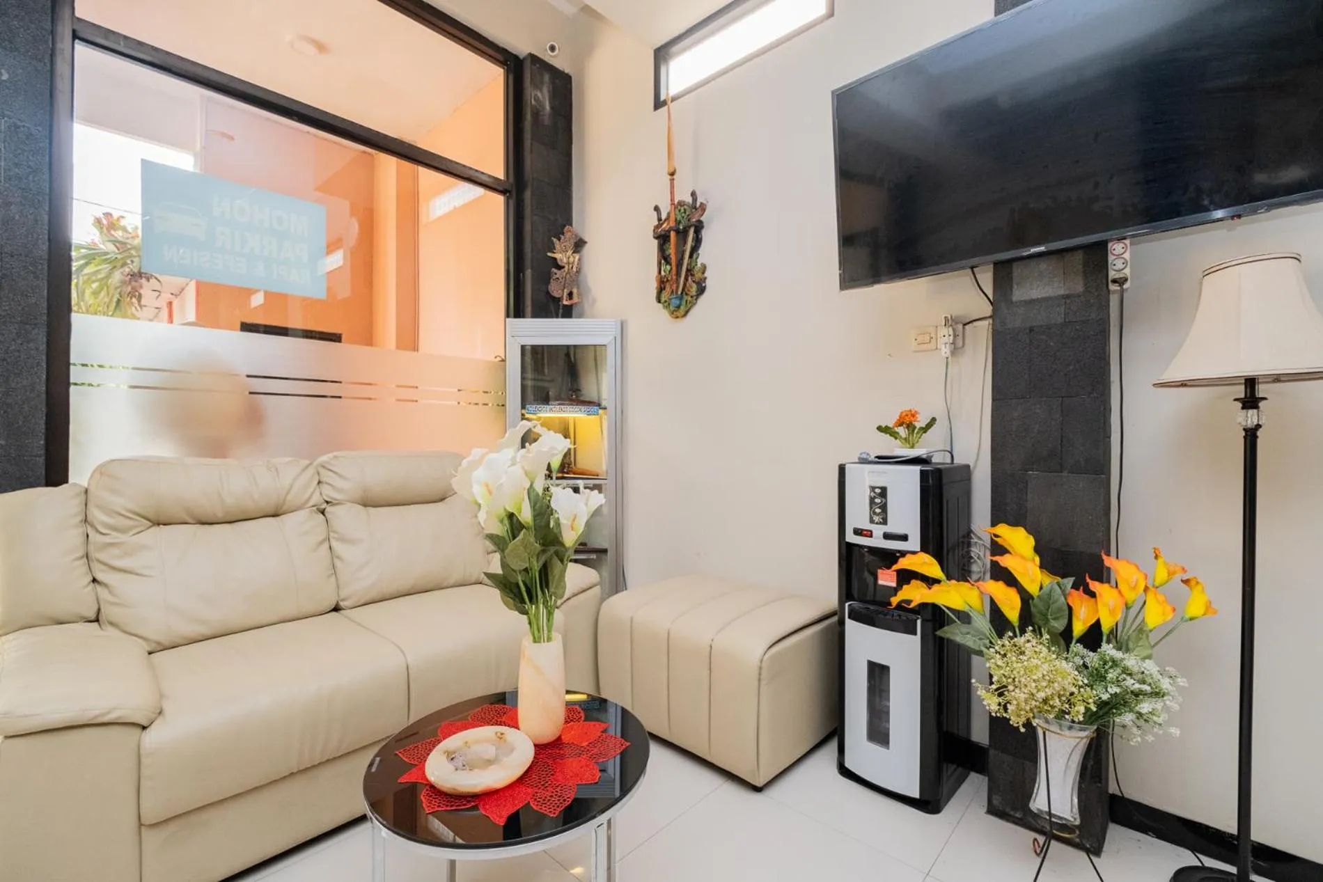 Living room in RedDoorz near Kampung Inggris Pare