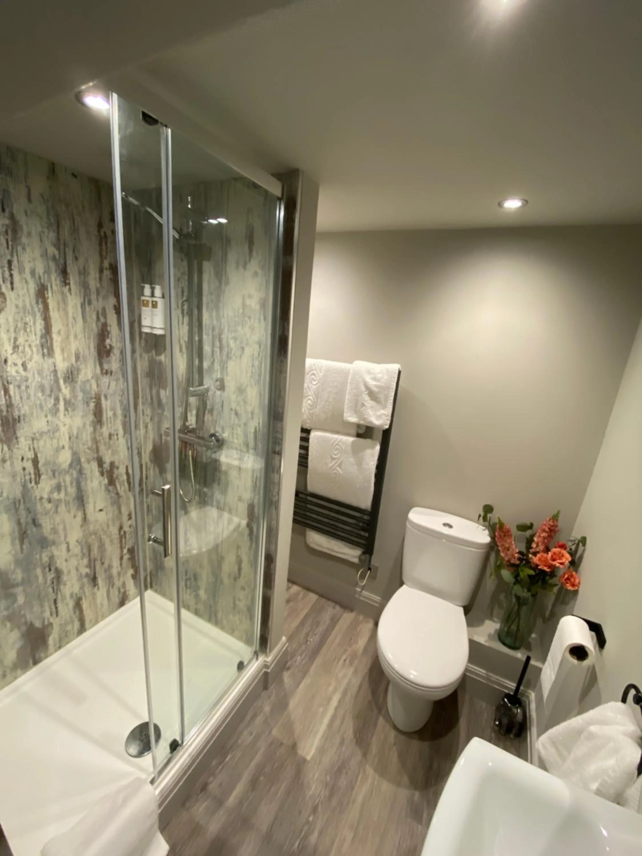 Shower in The Hive at Poppi-Red