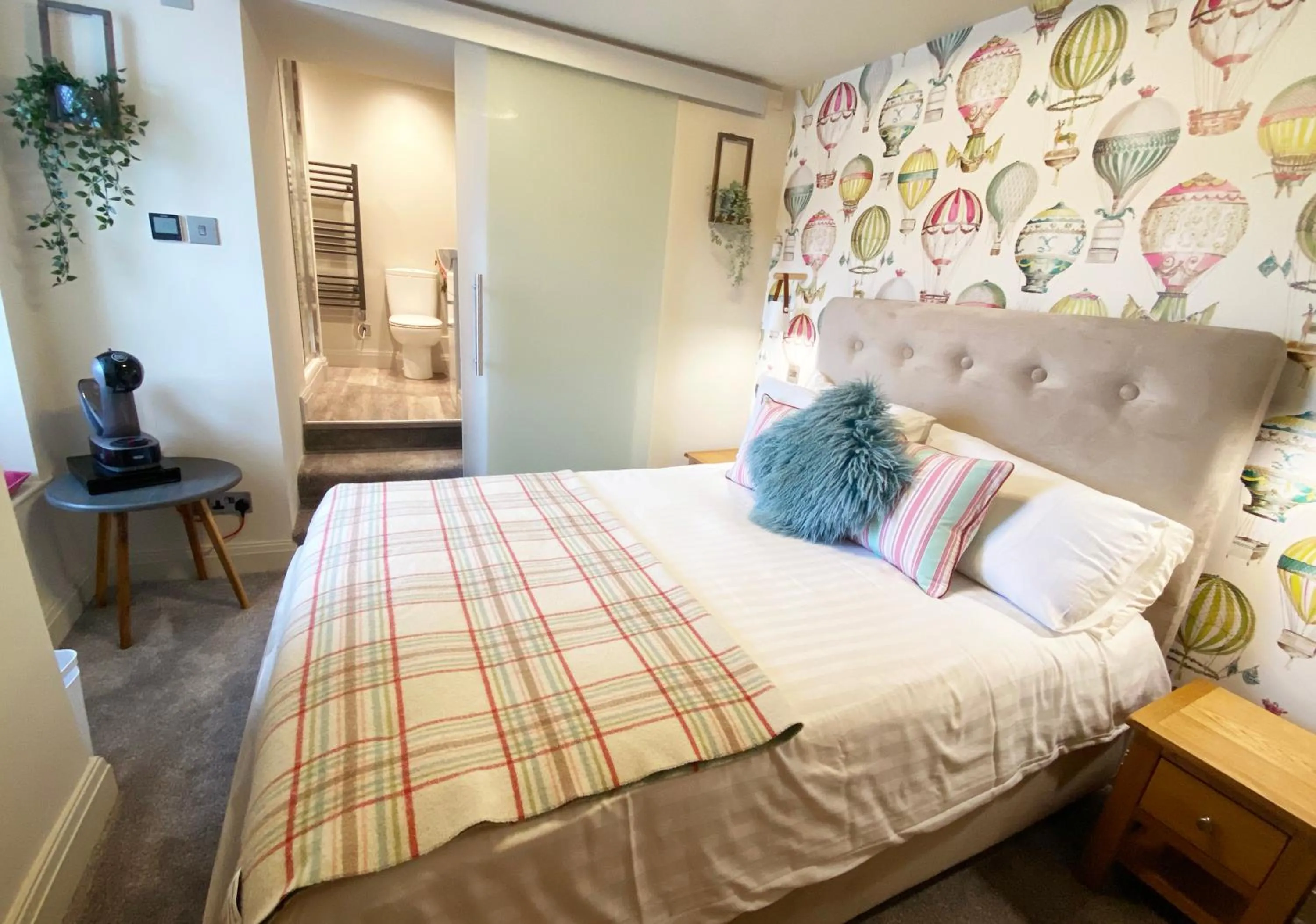 Shower, Bed in The Hive at Poppi-Red