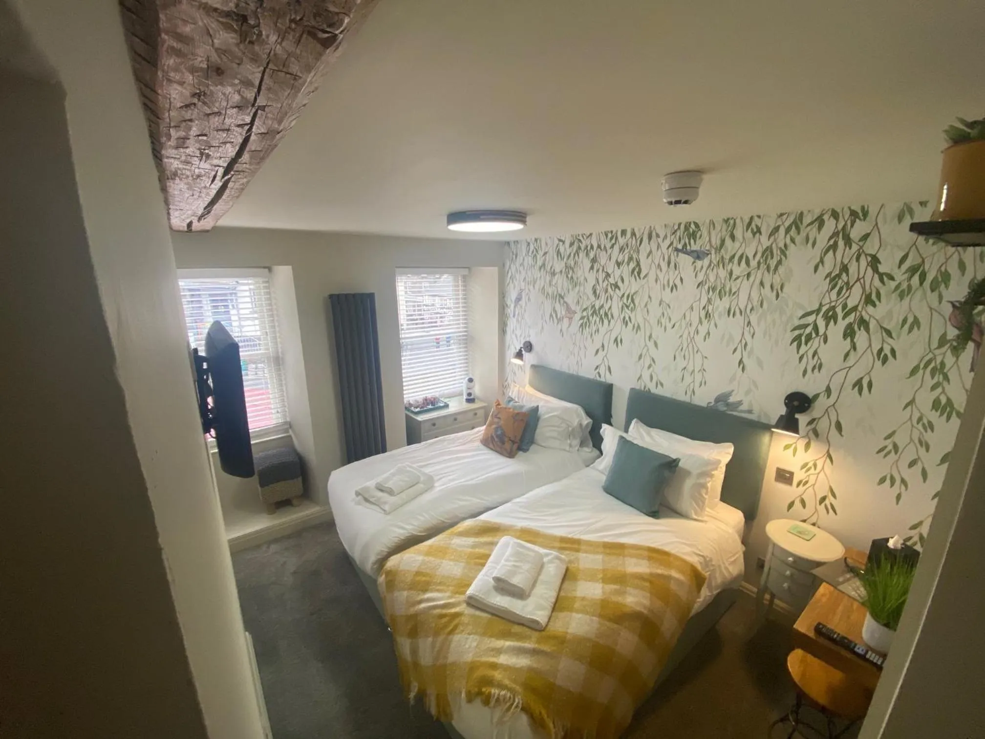 Photo of the whole room, Bed in The Hive at Poppi-Red