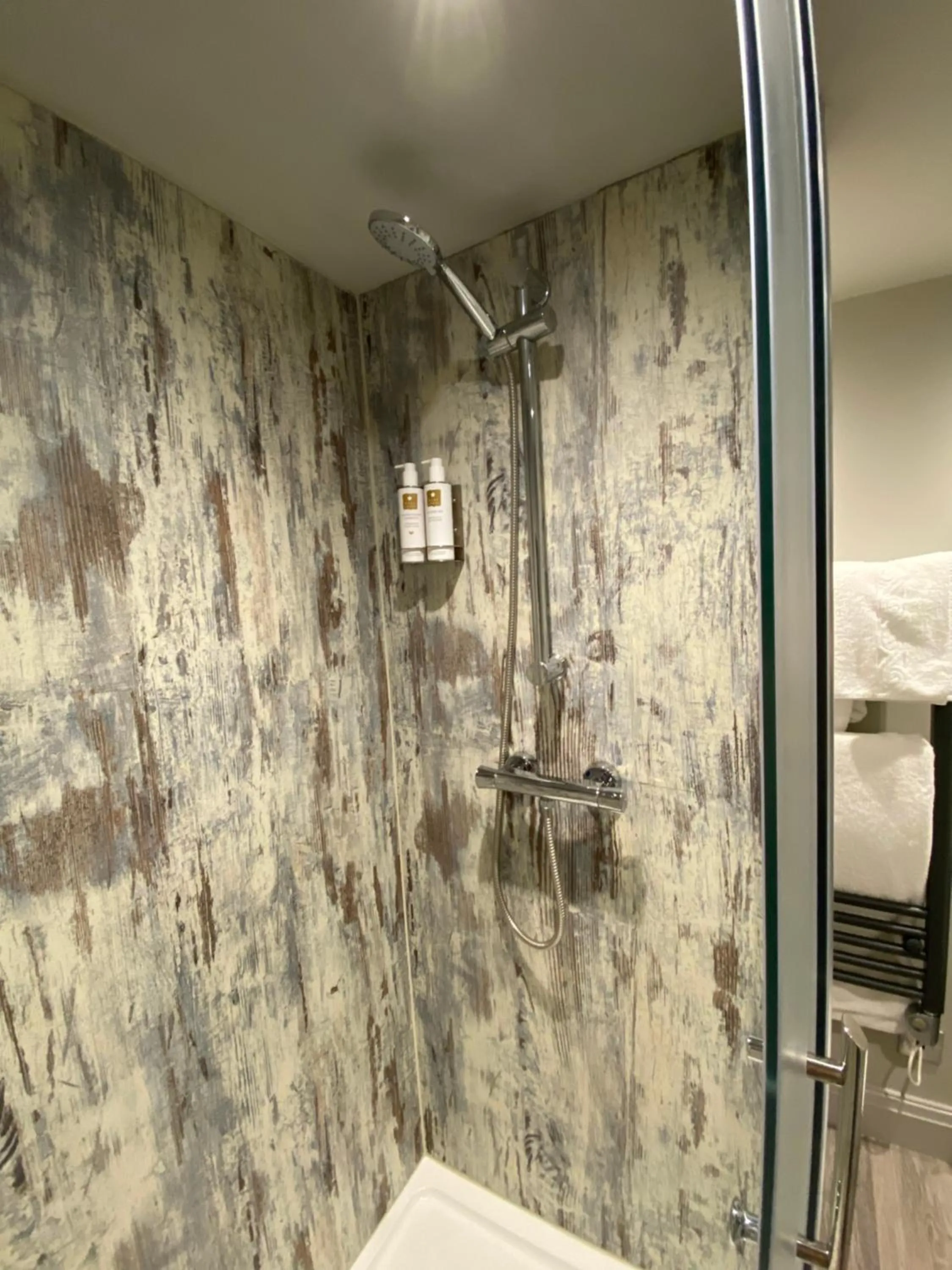 Shower in The Hive at Poppi-Red