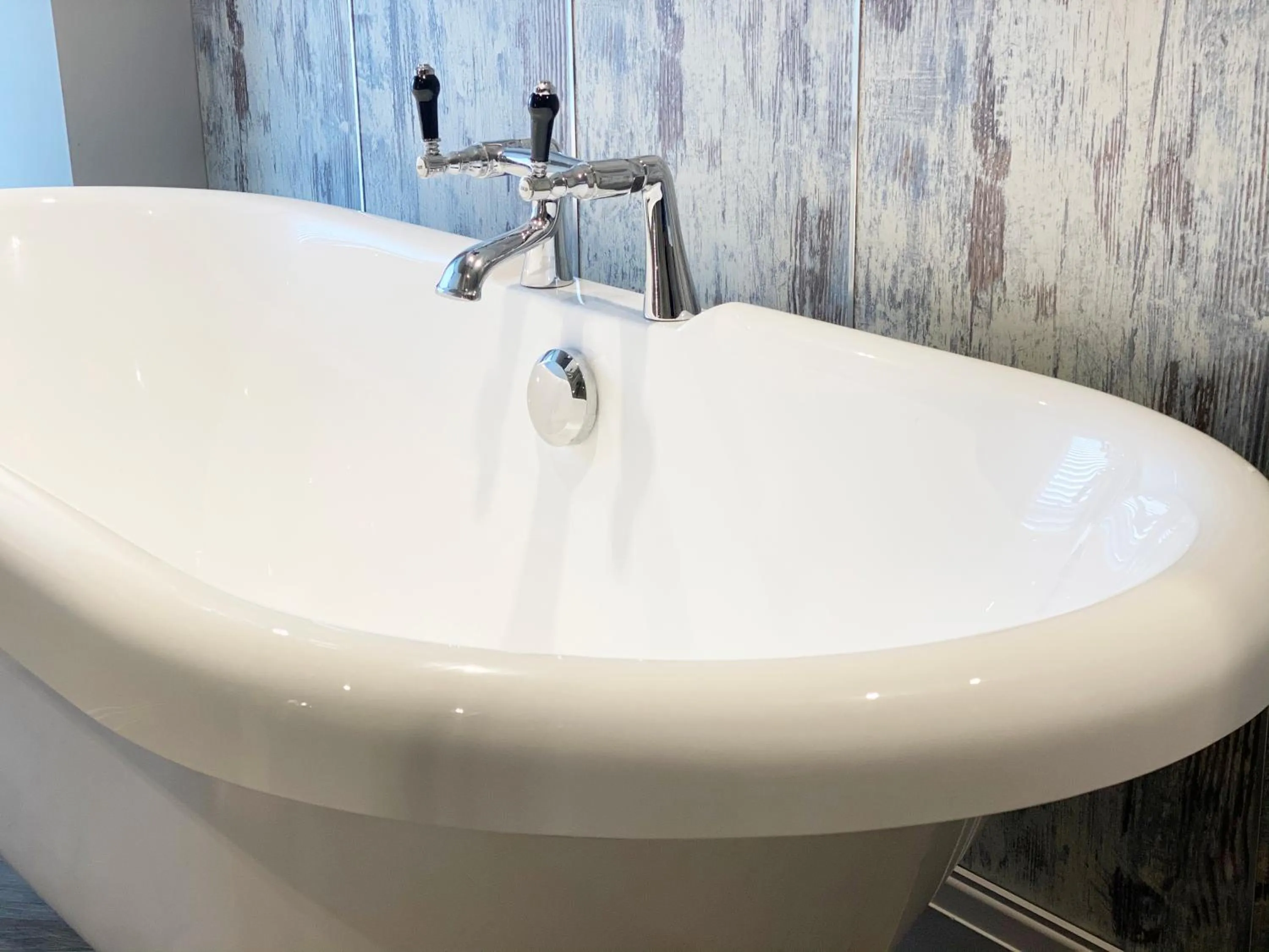 Bath in The Hive at Poppi-Red