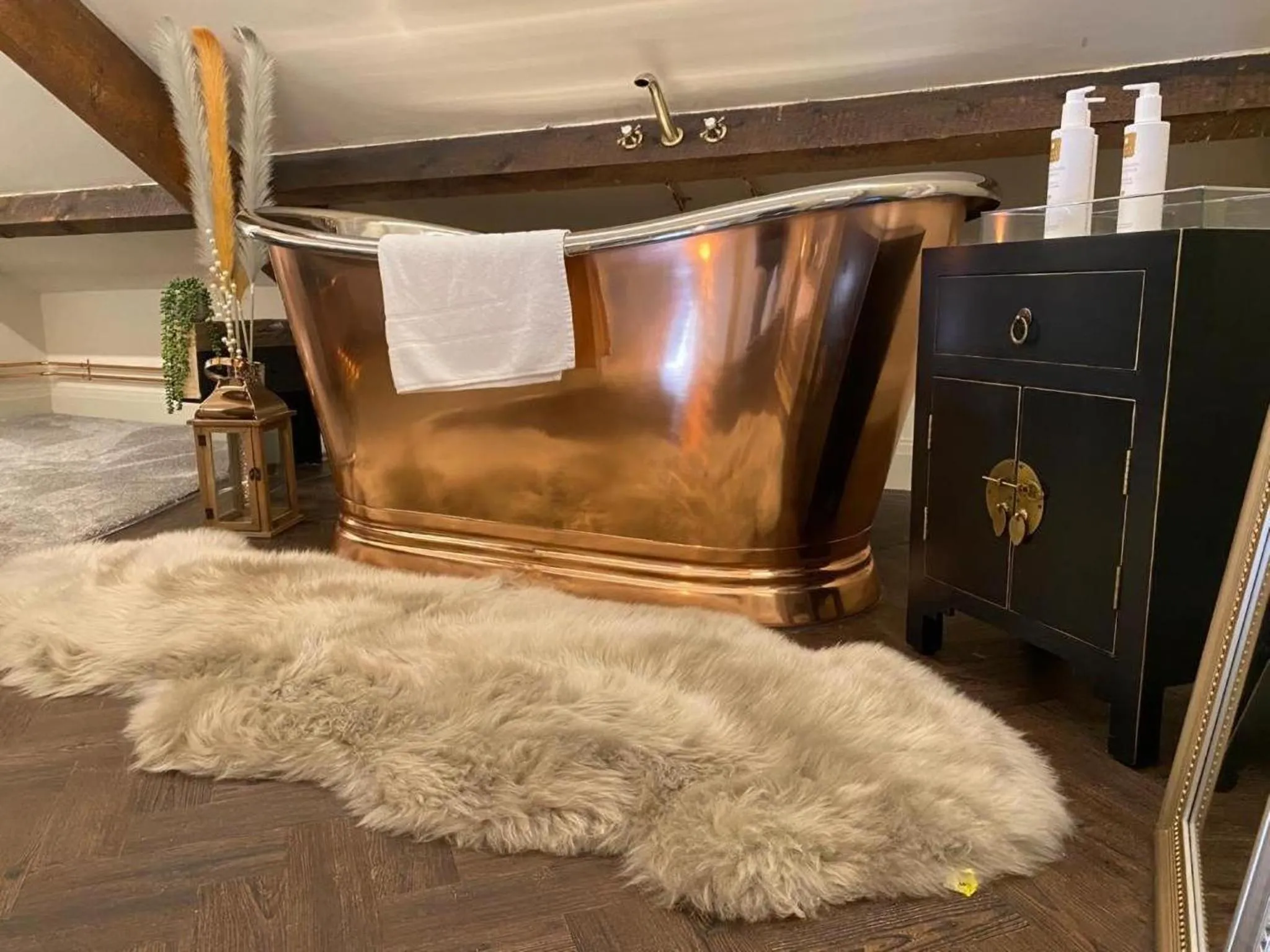 Bath in The Hive at Poppi-Red