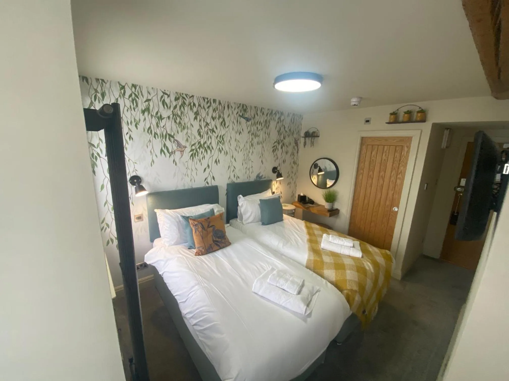 Photo of the whole room, Bed in The Hive at Poppi-Red