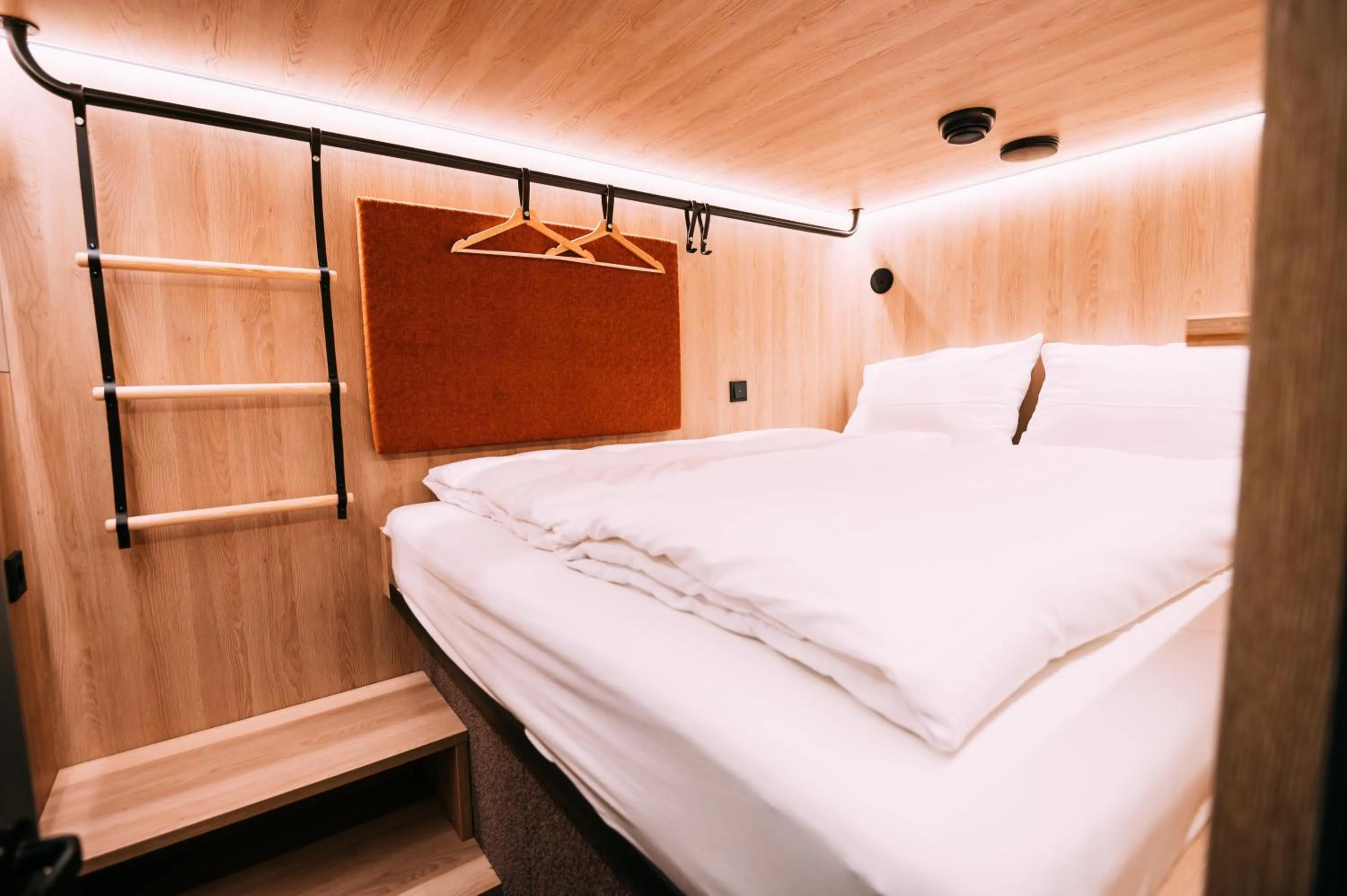 Photo of the whole room, Bed in CAB20