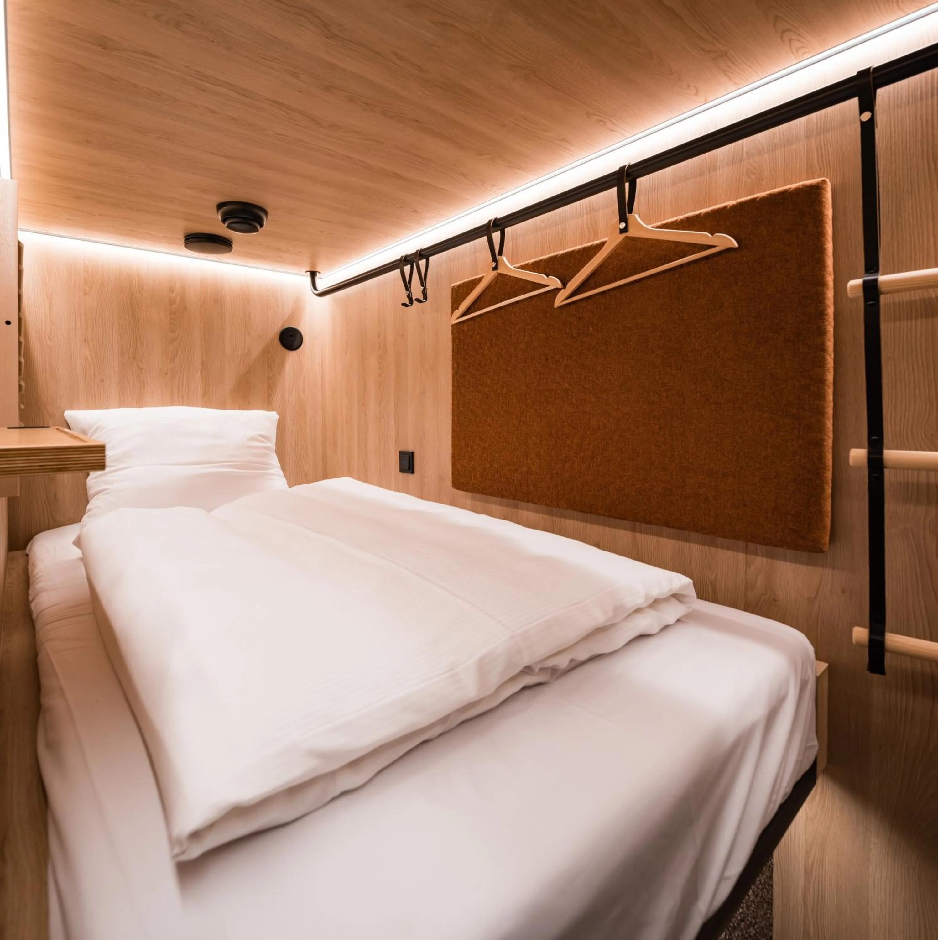 Photo of the whole room, Bed in CAB20