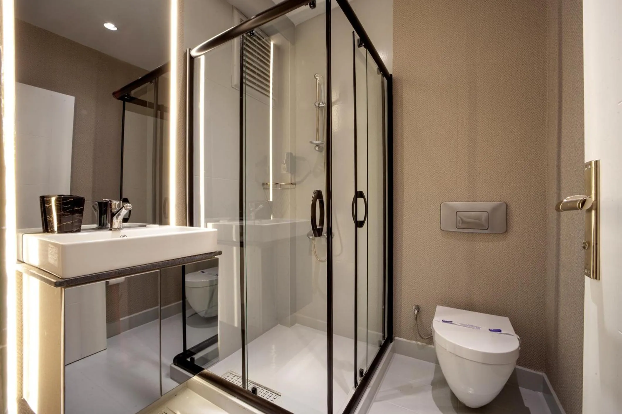 Shower in Walton Gardens Pera