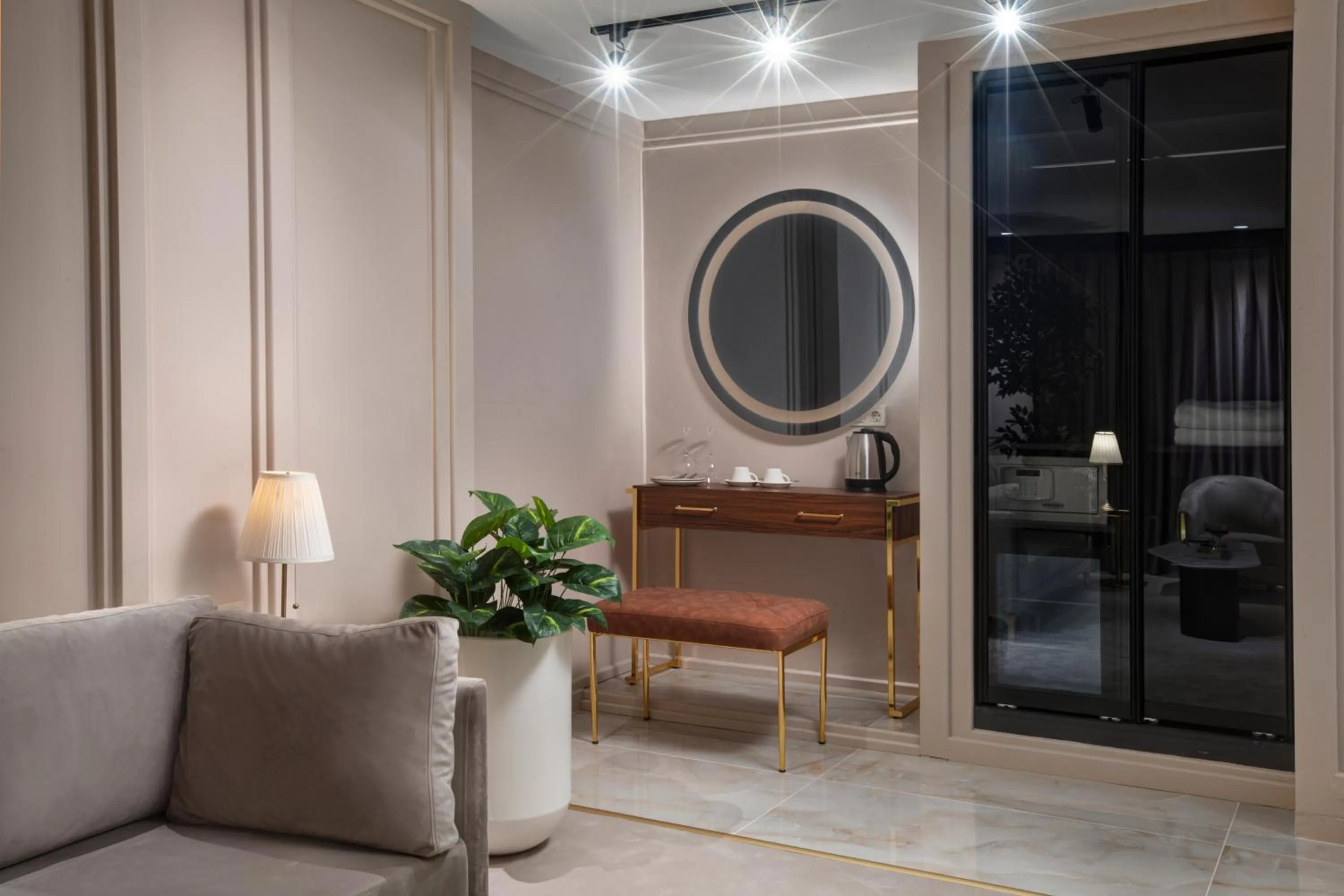 Seating area in Walton Gardens Pera