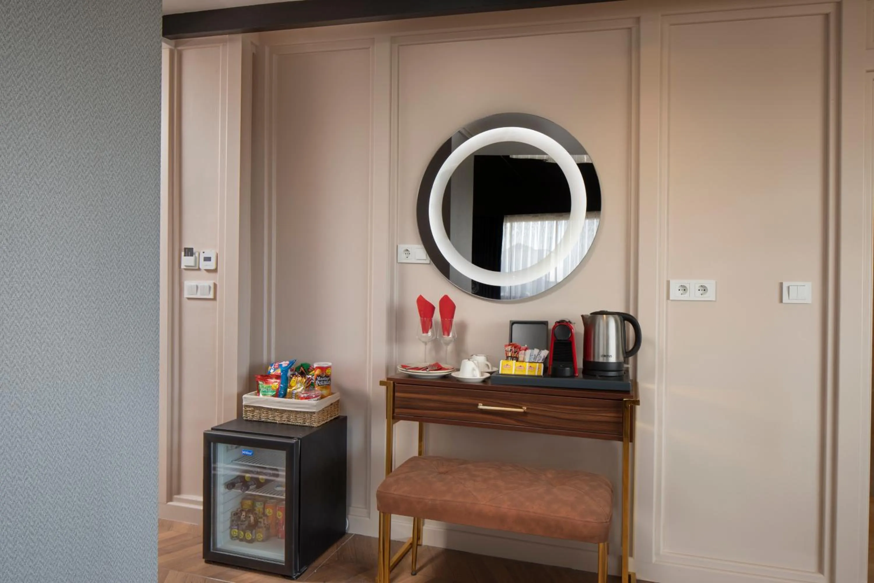 minibar in Walton Gardens Pera