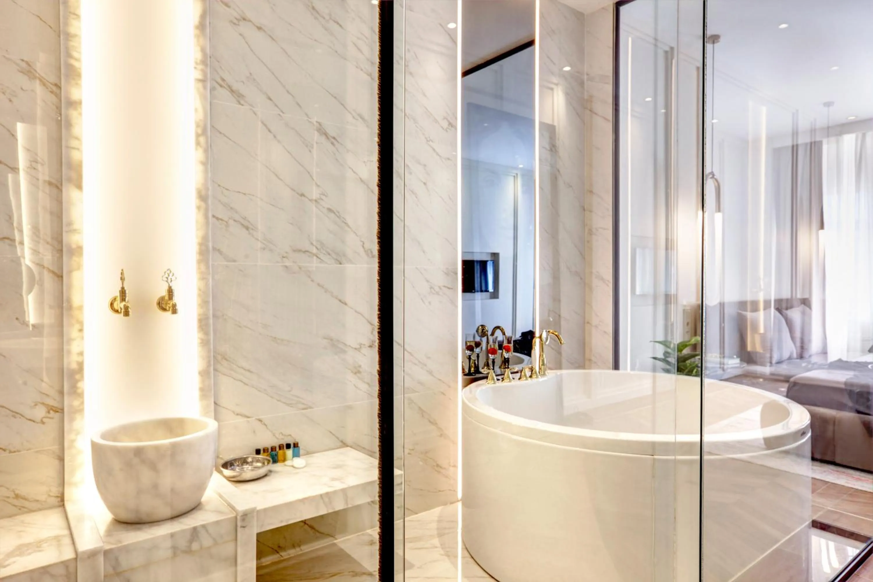 Bath in Walton Gardens Pera