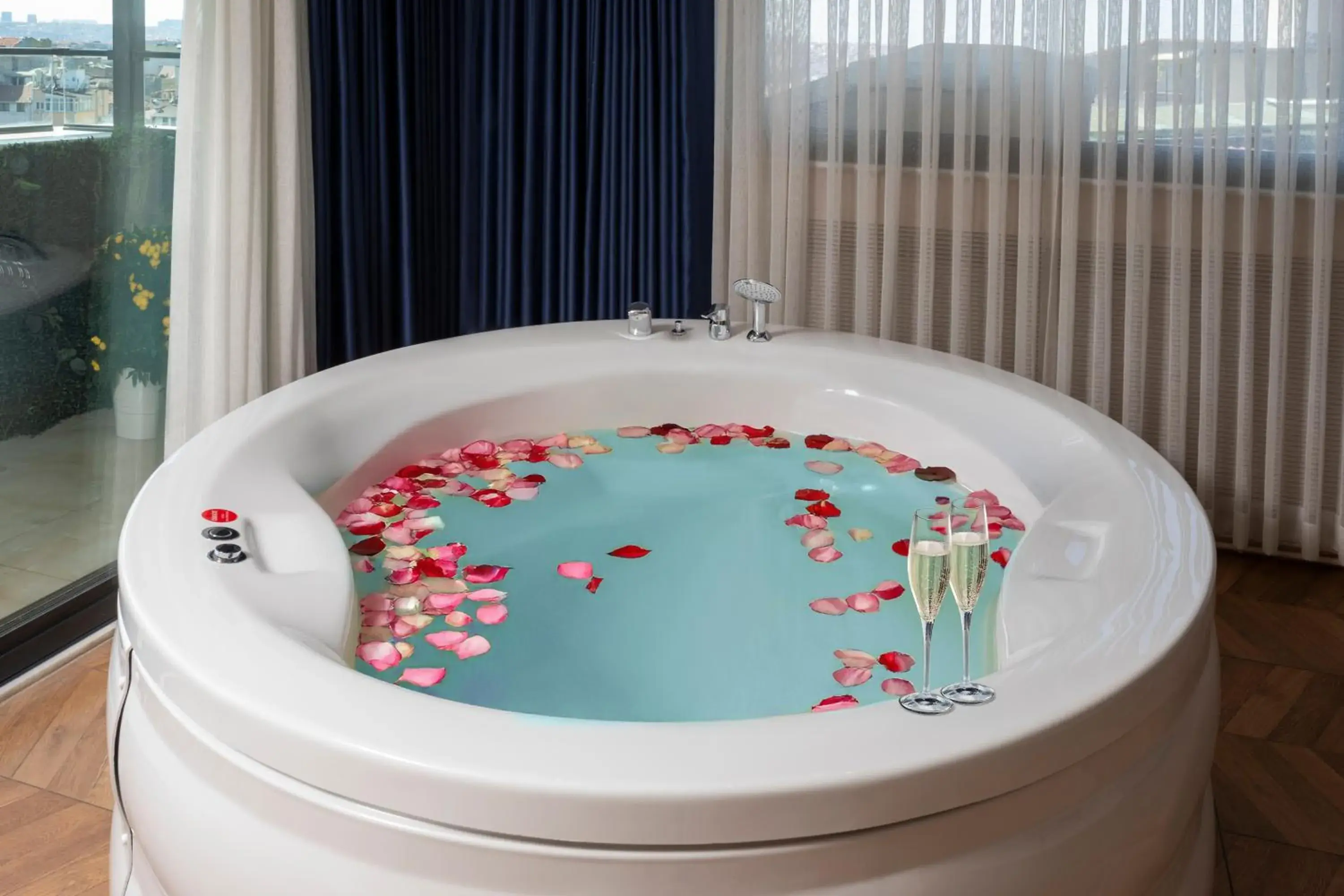 Terrace suites with Jakuzzi in Walton Gardens Pera Terrace suites with Jakuzzi in Walton Gardens Pera