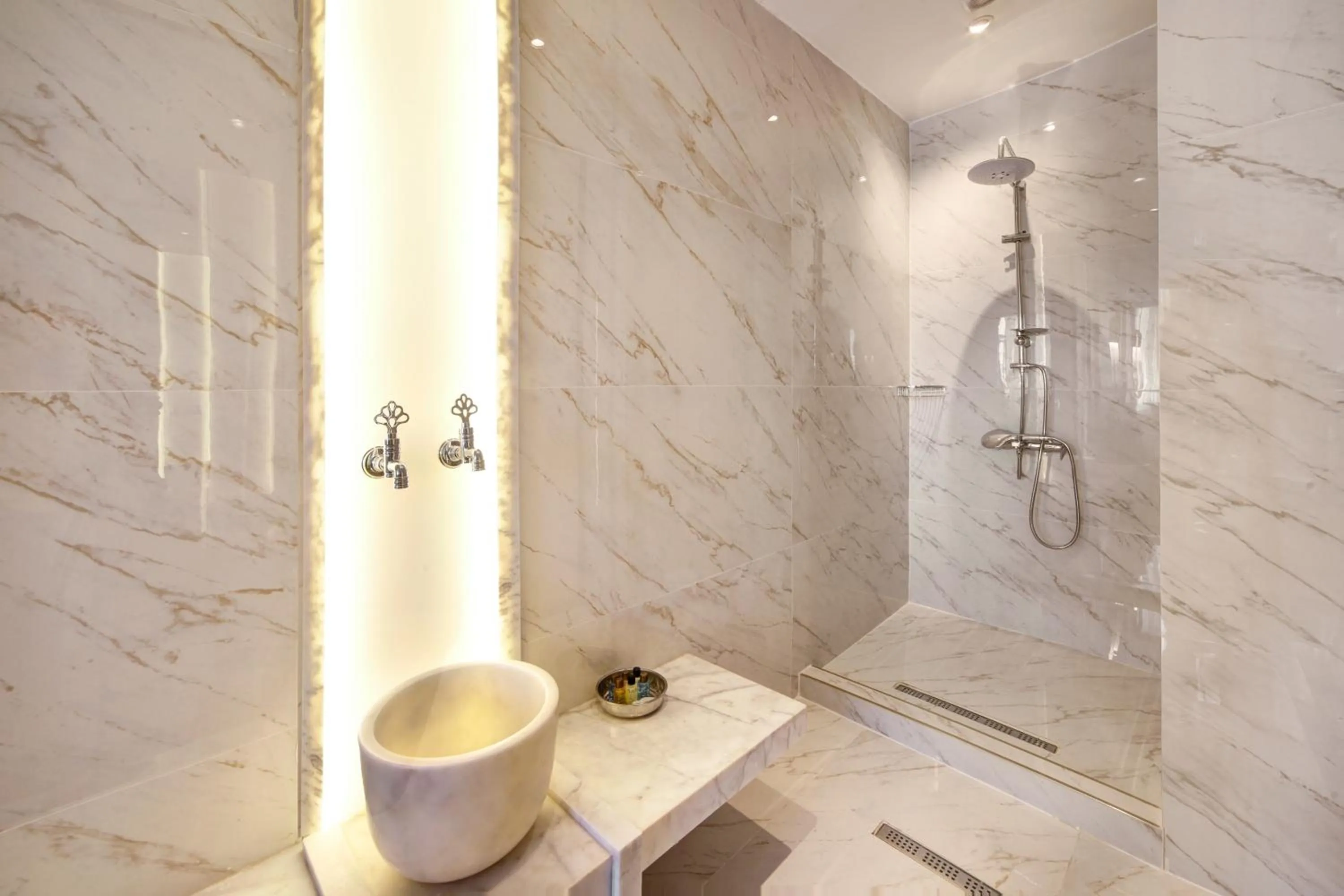 Shower in Walton Gardens Pera