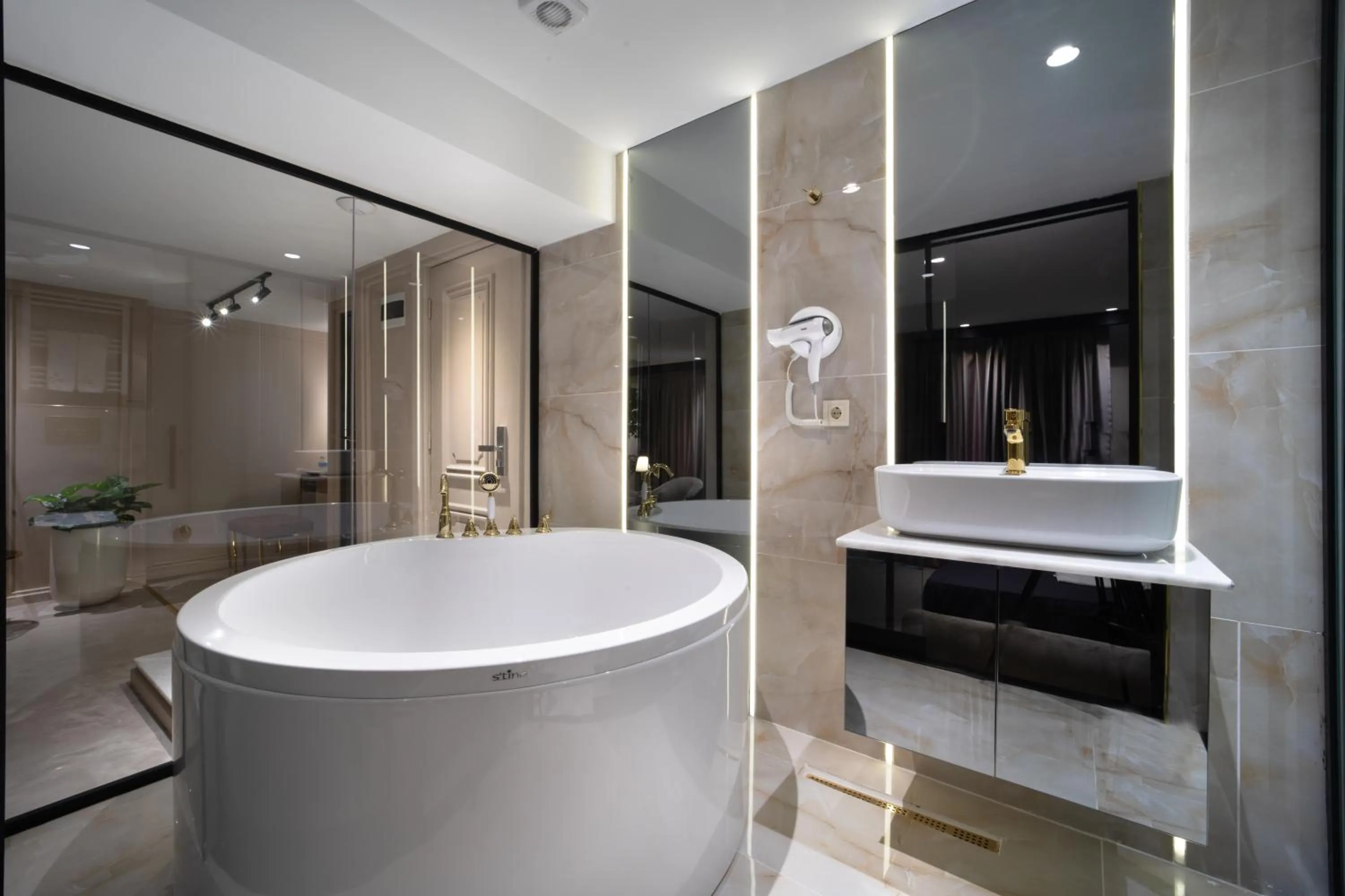 Bath in Walton Gardens Pera