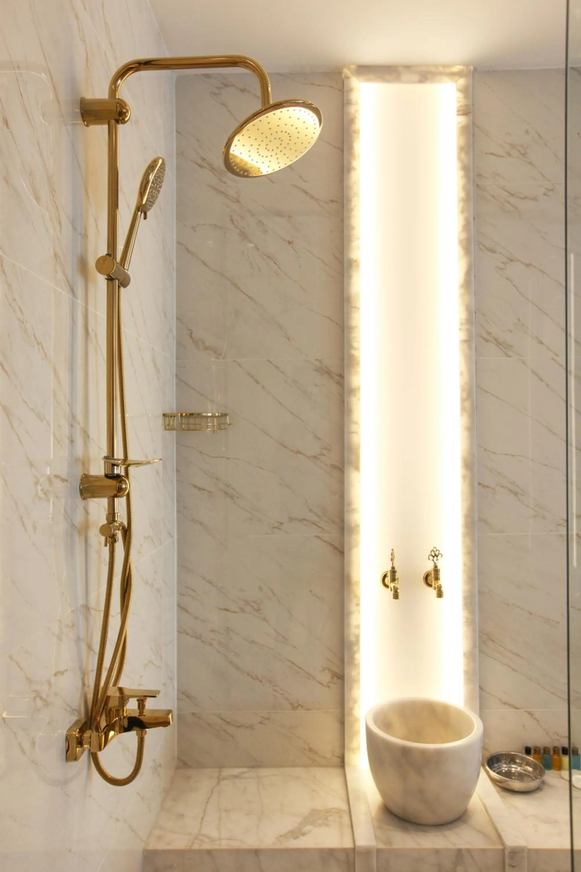 Shower in Walton Gardens Pera