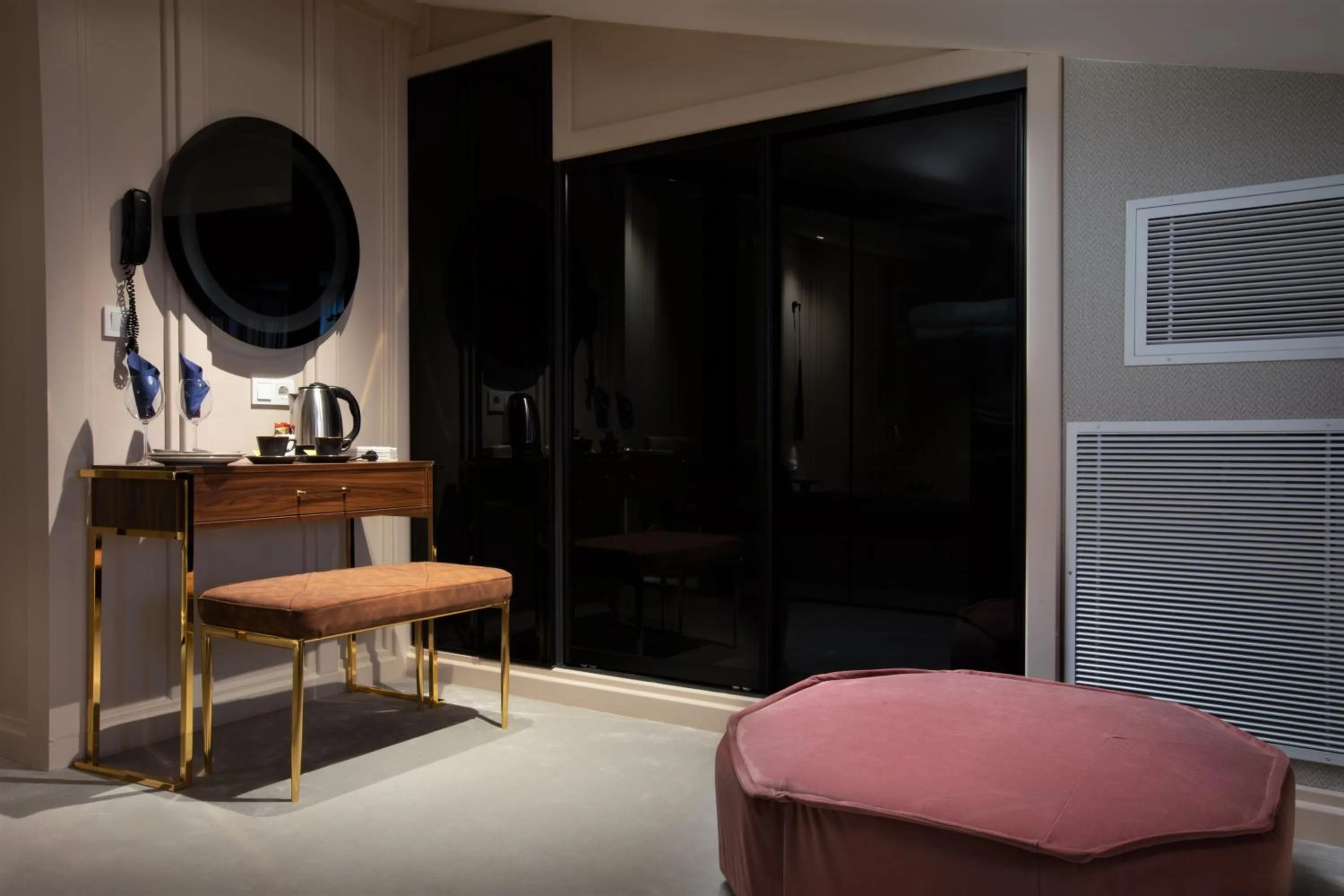 wardrobe in Walton Gardens Pera