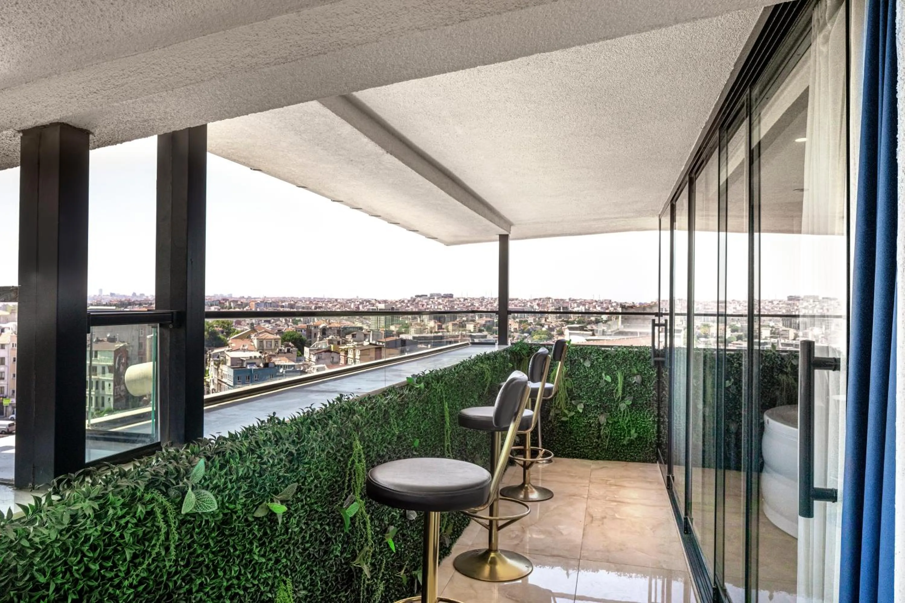 Balcony/Terrace in Walton Gardens Pera