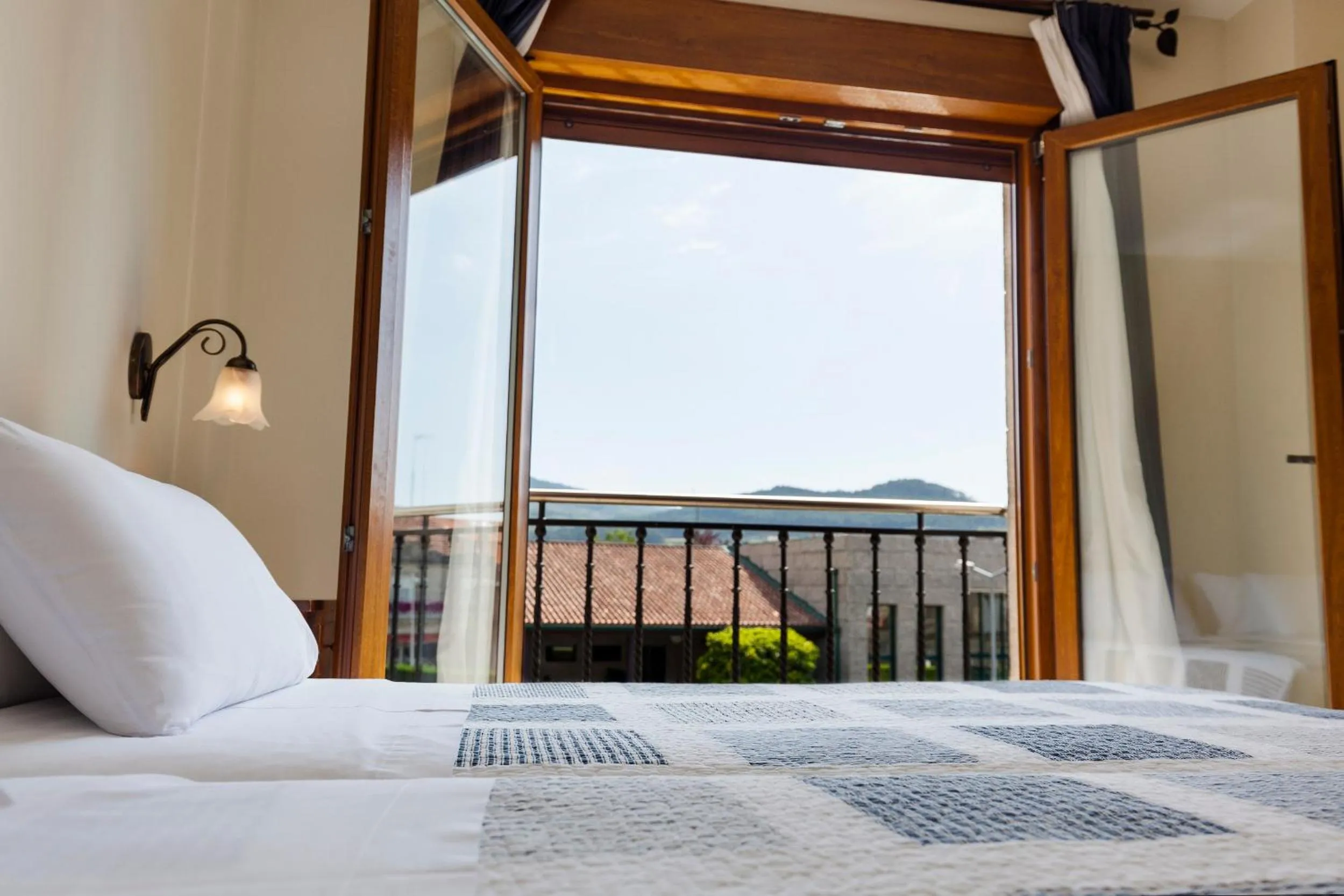 Balcony/Terrace, Bed in Hotel Arce