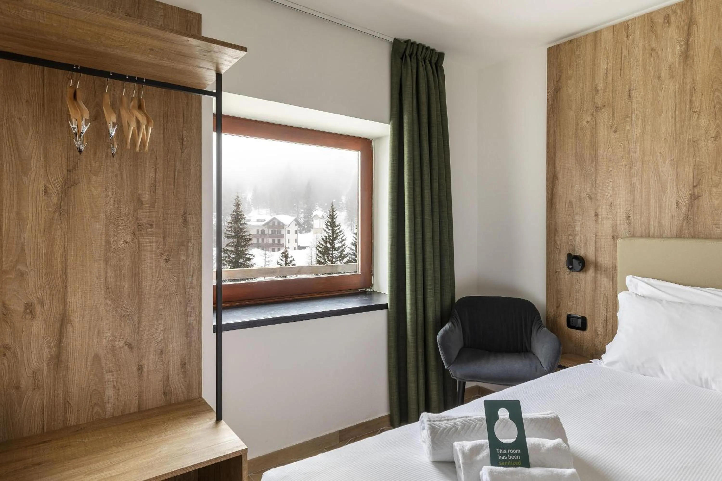 Photo of the whole room, Bed in B&B Hotel Passo Tre Croci Cortina