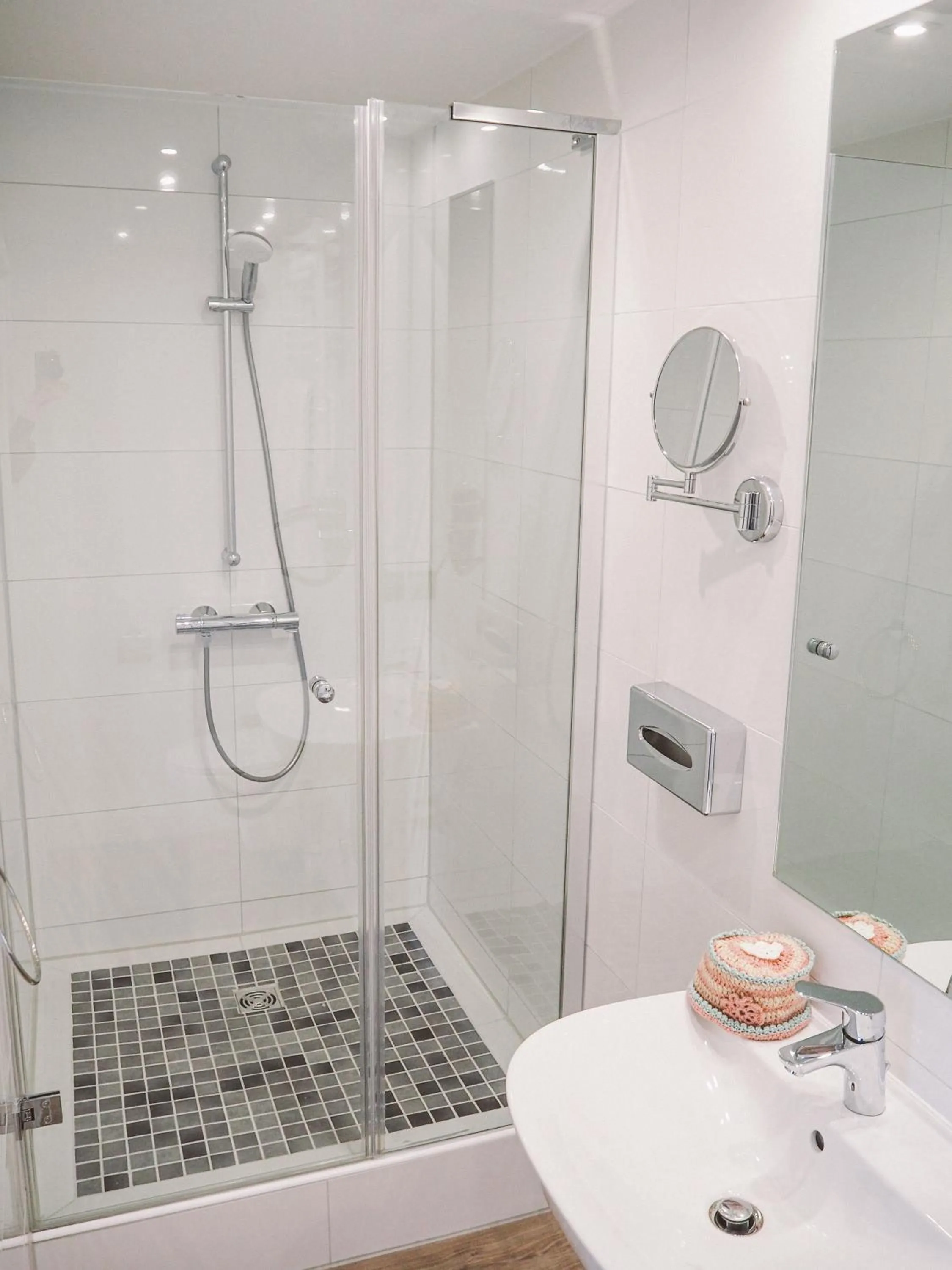 Bathroom in Tante ALMA's Mülheimer Hotel