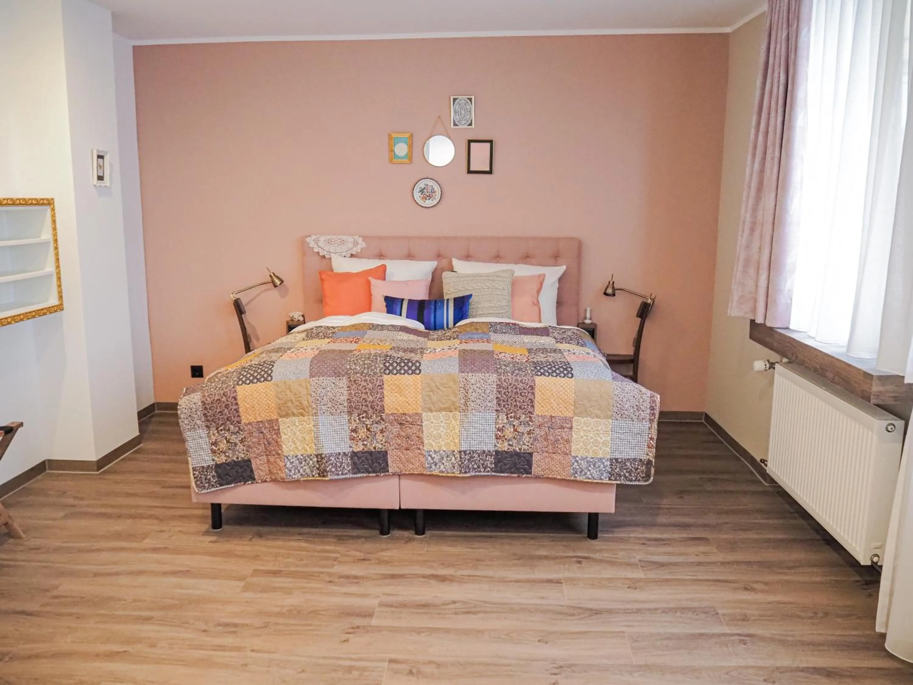 Photo of the whole room, Bed in Tante ALMA's Mülheimer Hotel