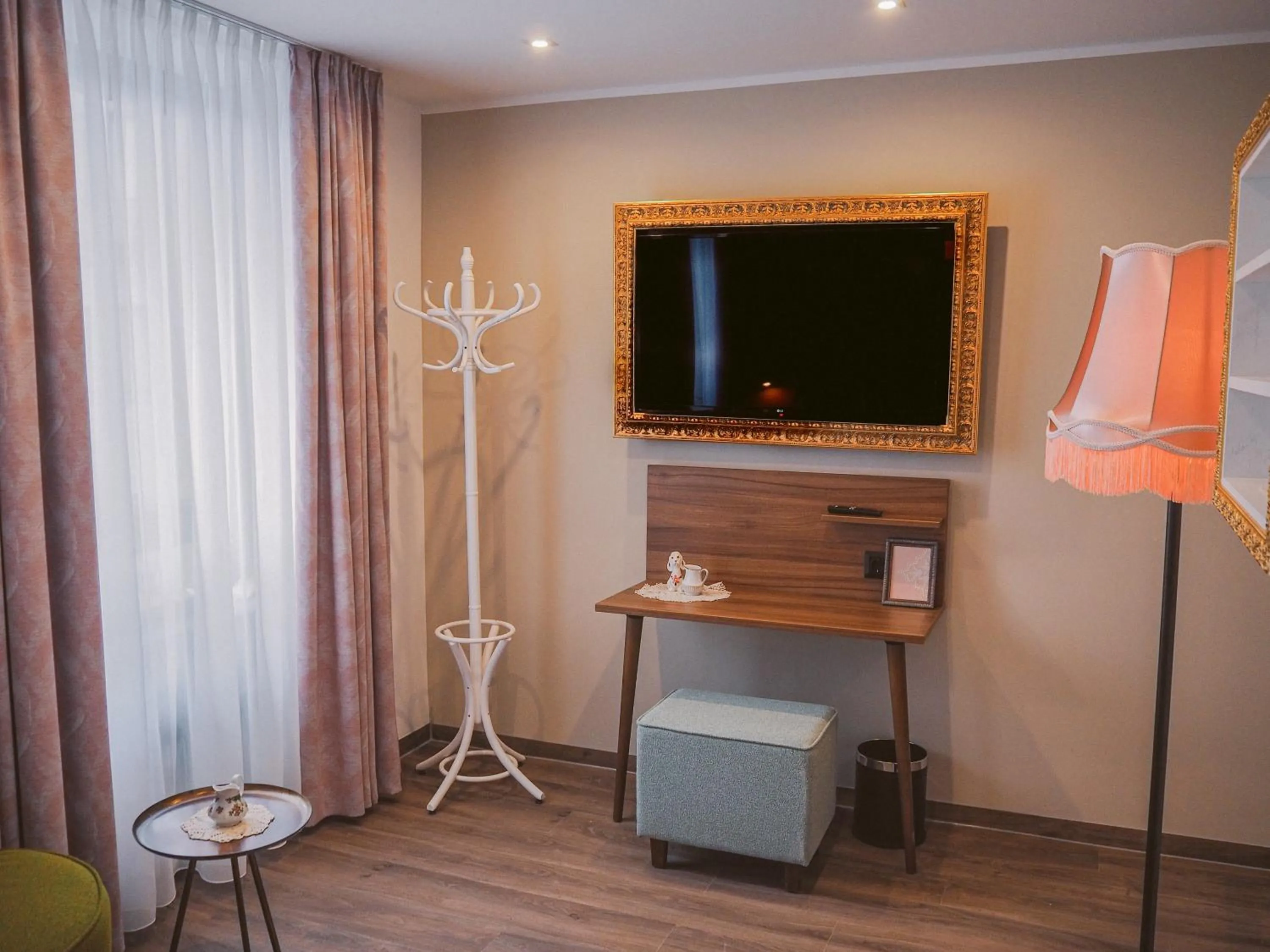 TV and multimedia in Tante ALMA's Mülheimer Hotel