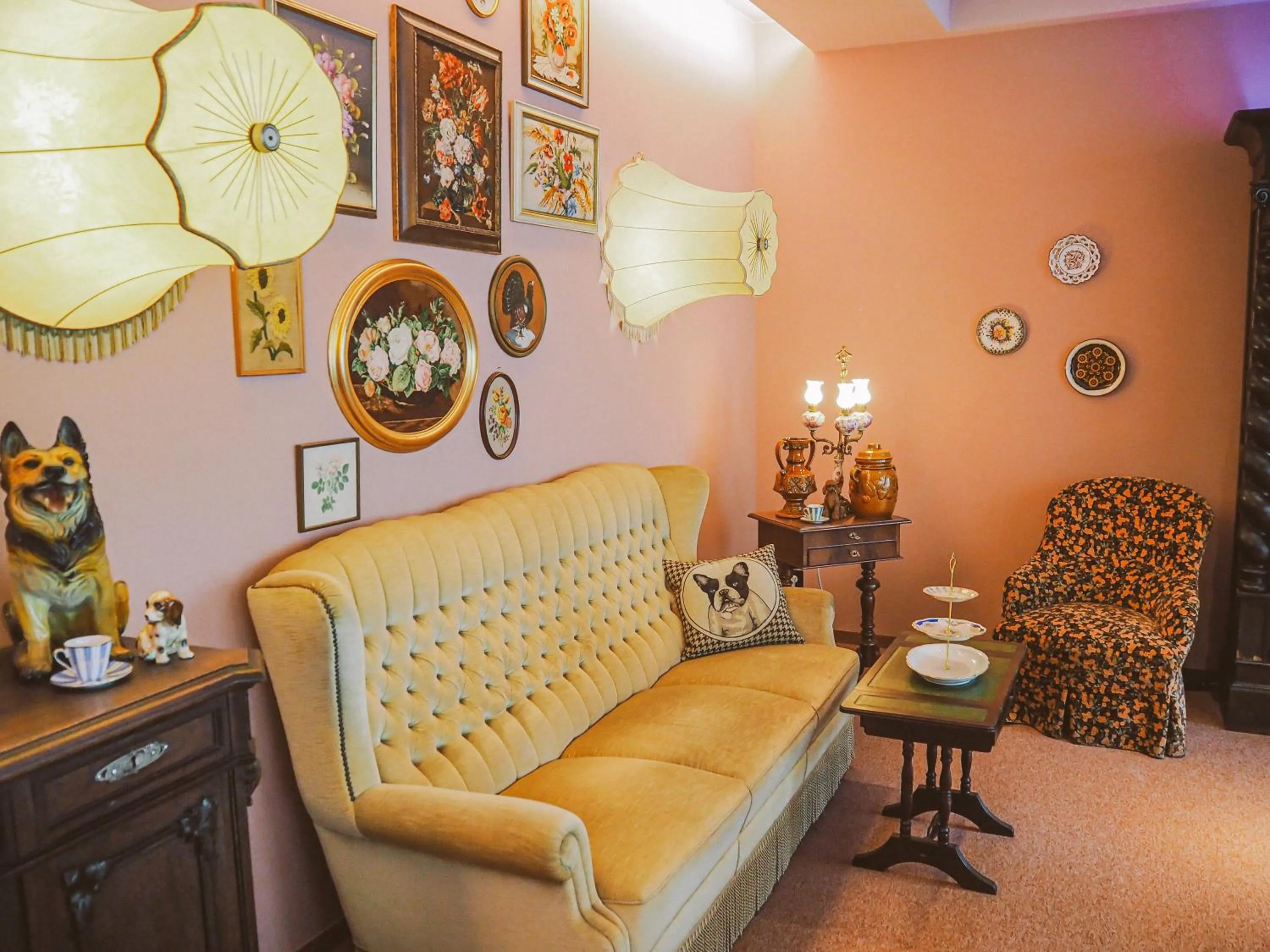 Seating area in Tante ALMA's Mülheimer Hotel